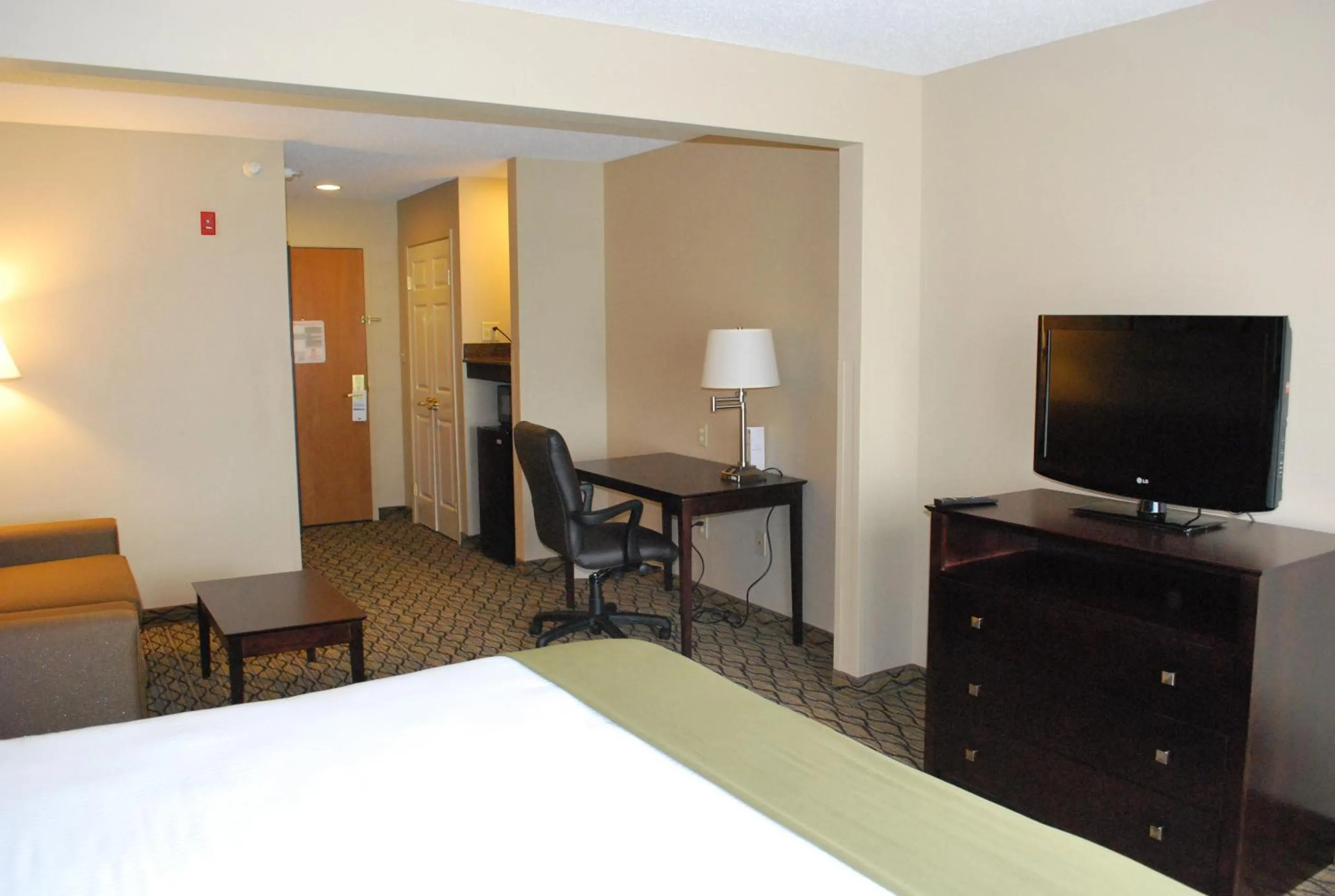 Bed in Holiday Inn Express Bloomington West by IHG