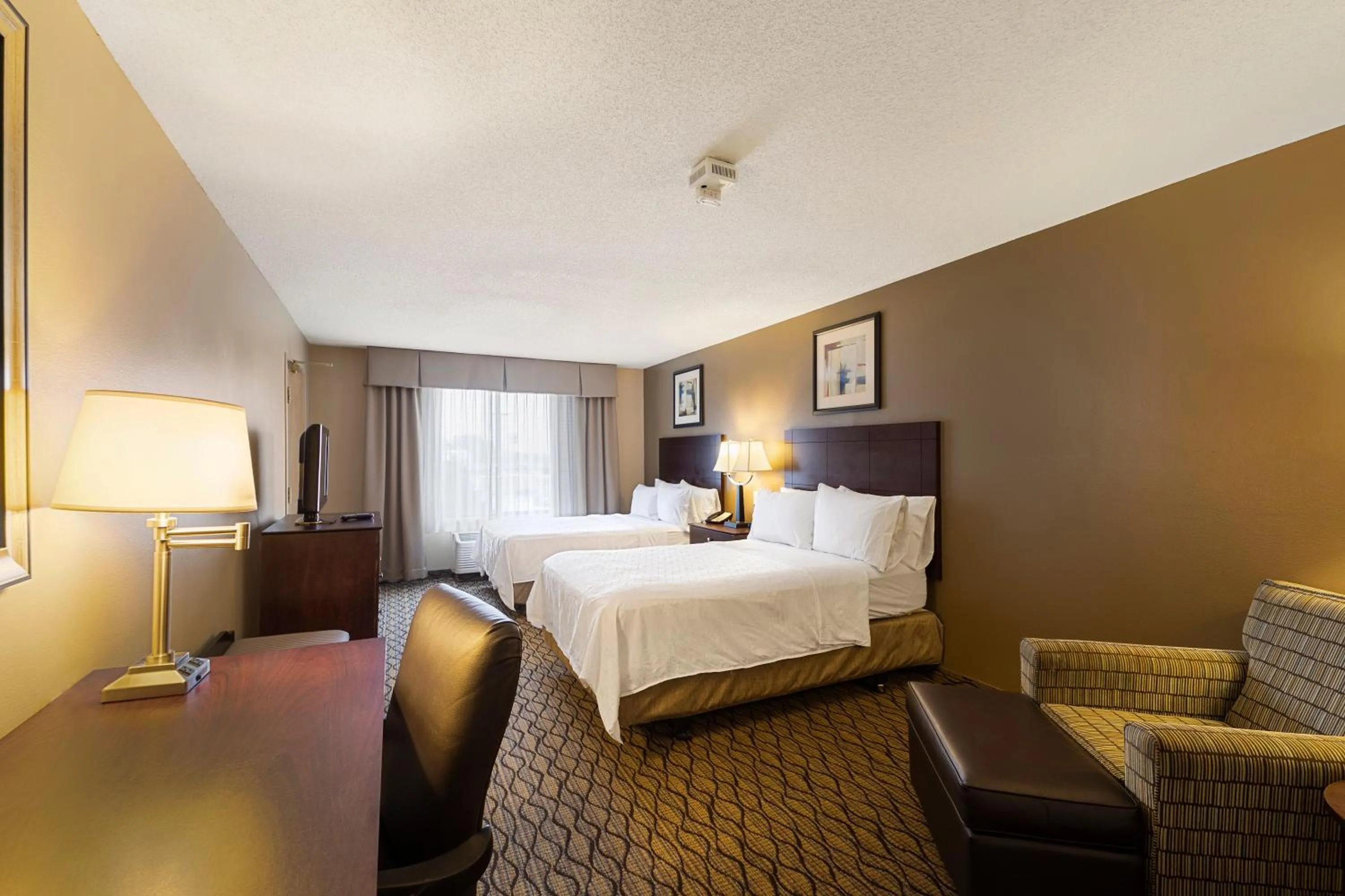 Photo of the whole room, Bed in Holiday Inn Express Bloomington West by IHG
