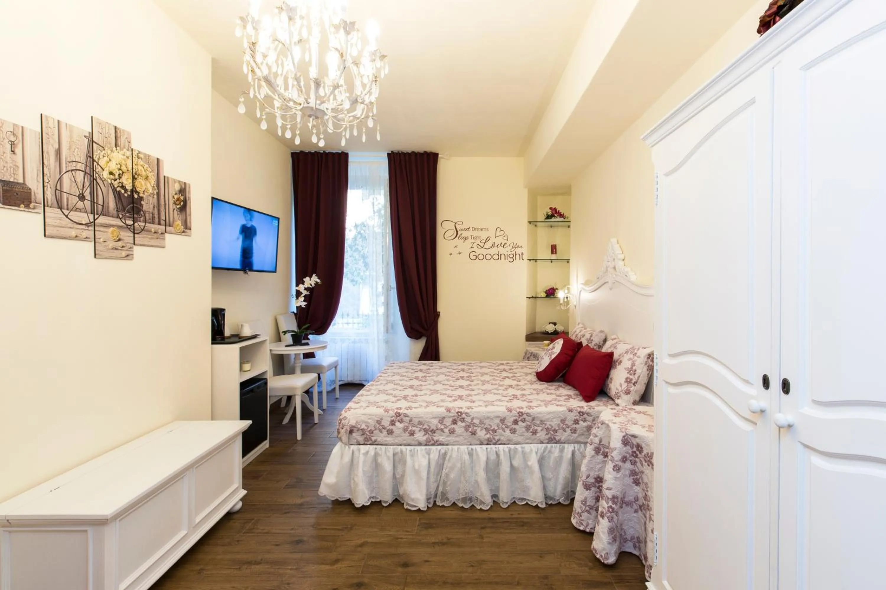 Photo of the whole room, Bed in Sweet Dreams