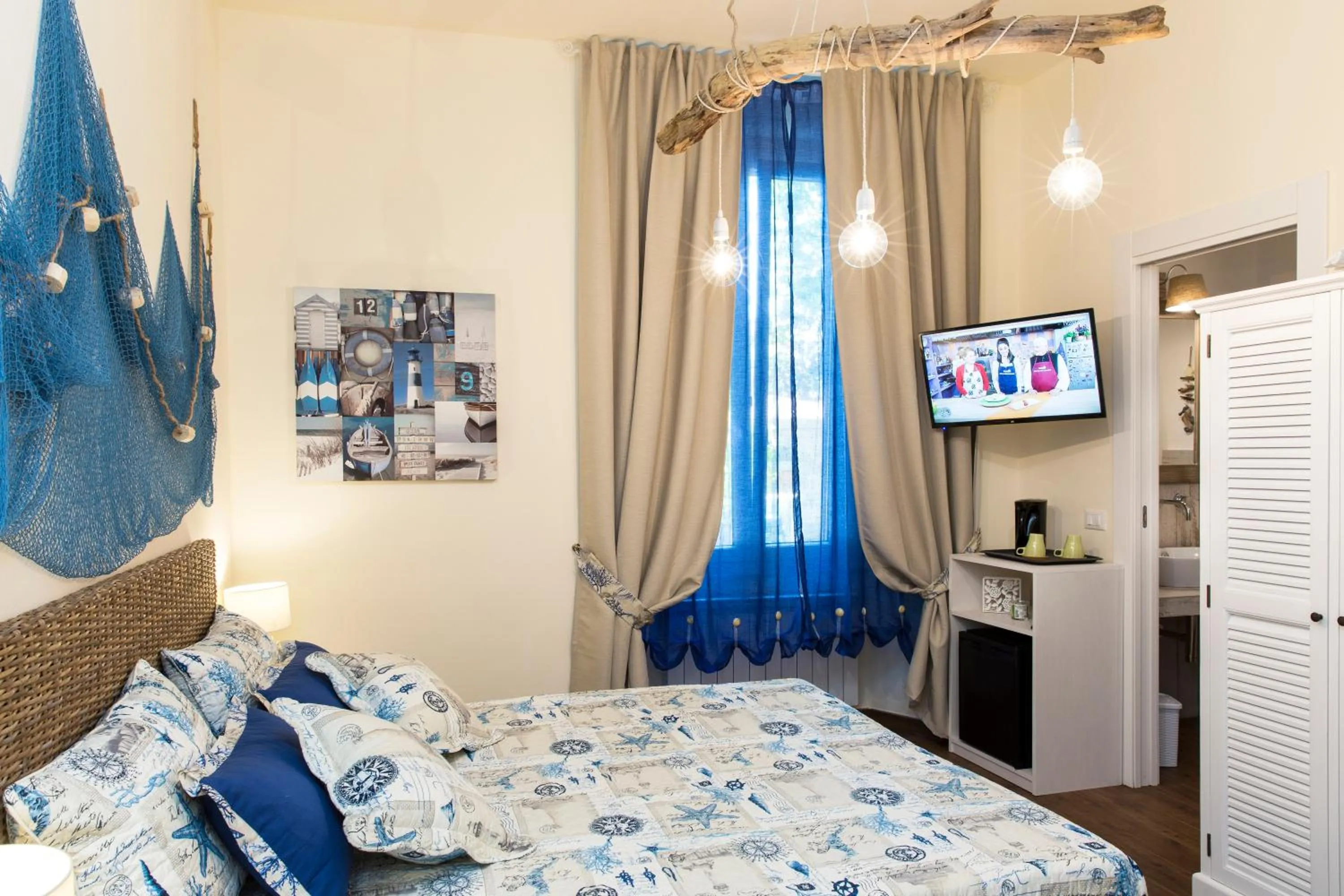 Photo of the whole room, Bed in Sweet Dreams