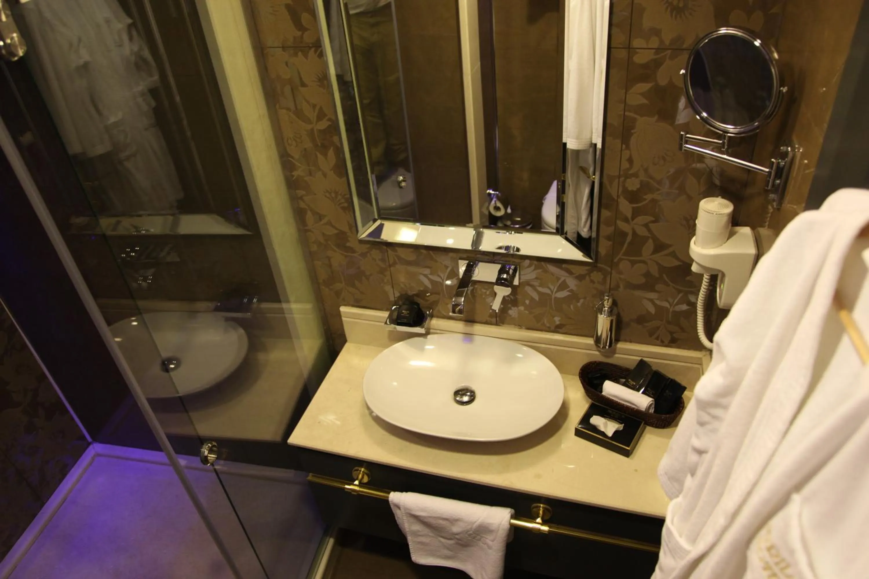 Shower in Mirilayon Hotel - Old Town