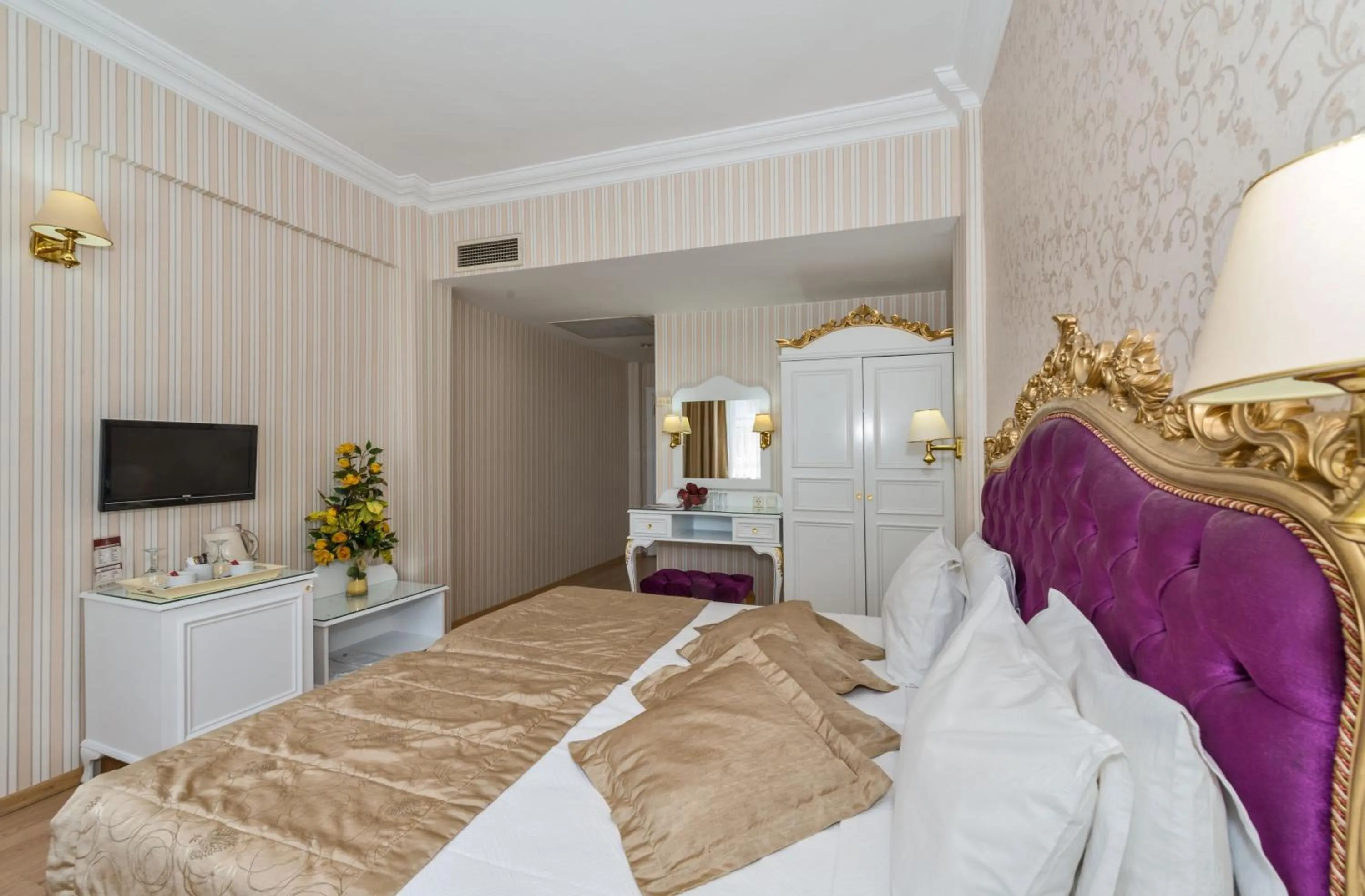 Bed in Santa Sophia Hotel - İstanbul