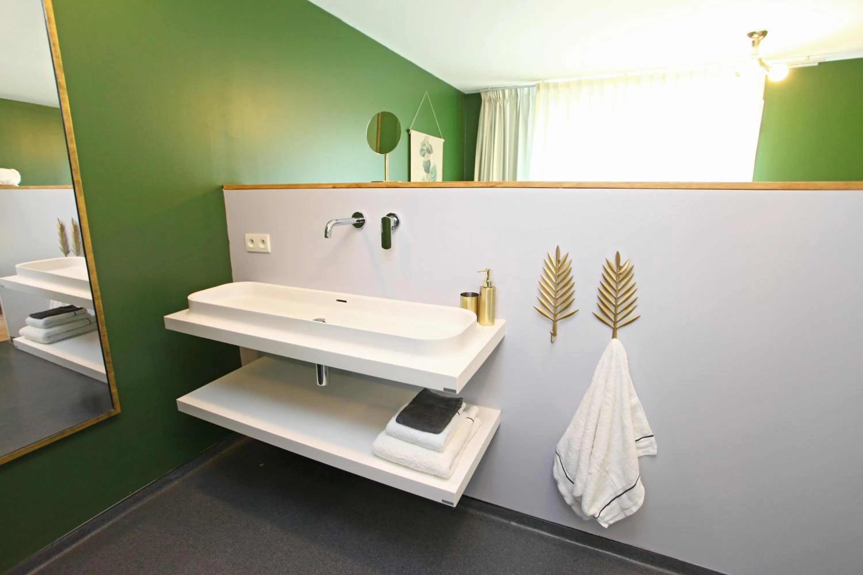 Shower in La Petite Couronne, Ecolodge & Lofts