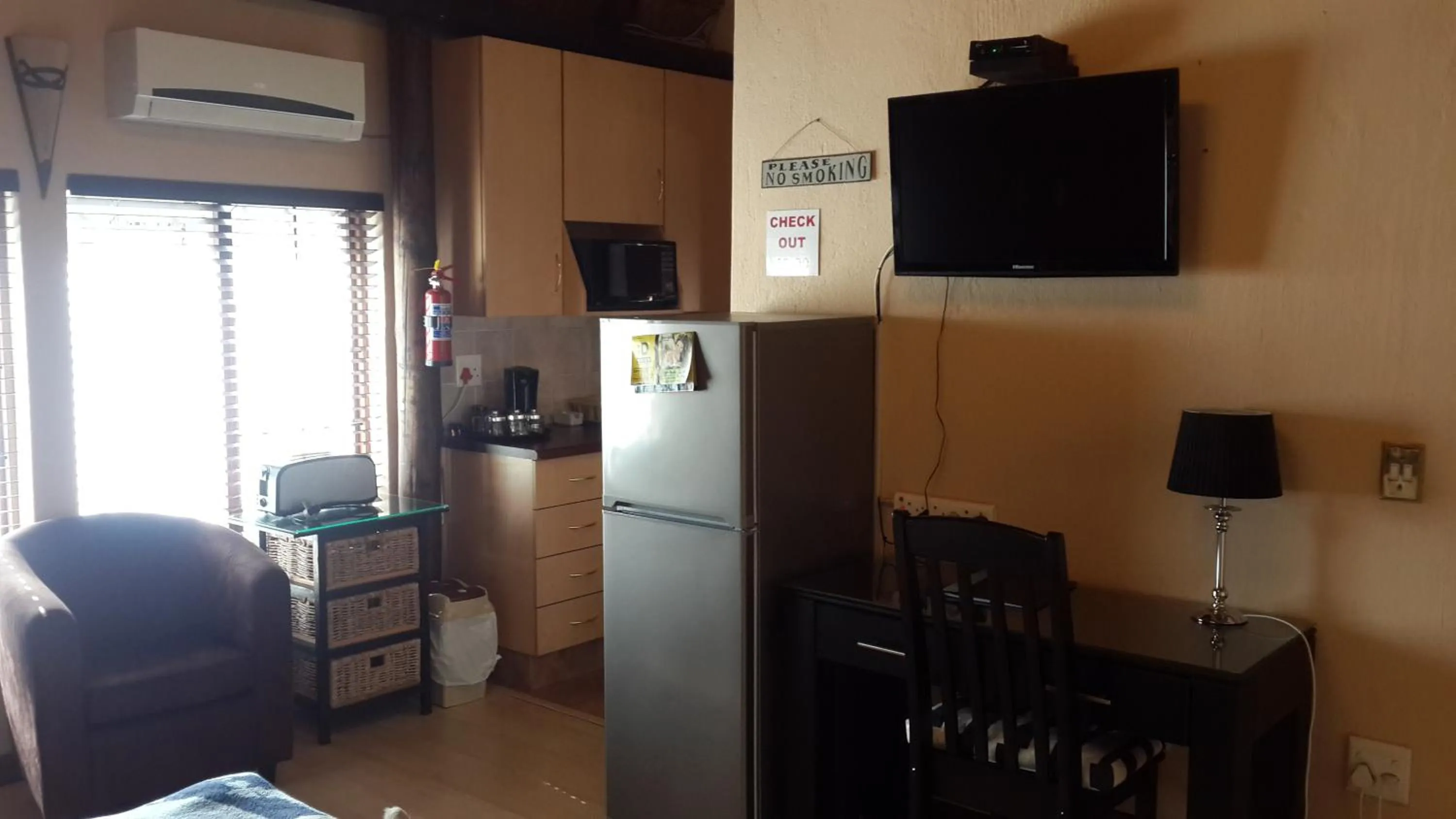 Kitchen or kitchenette in The Cedars Bed and Breakfast