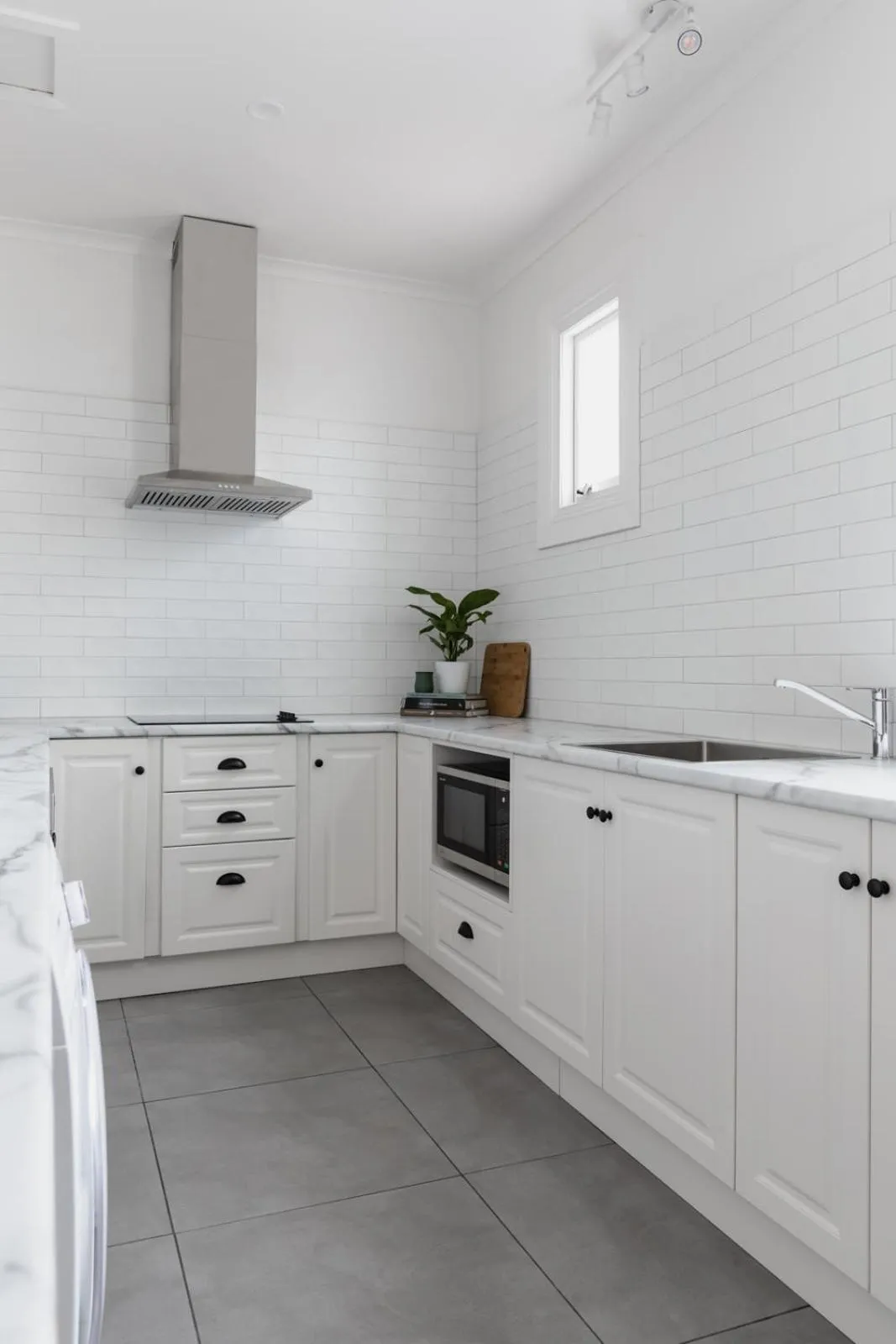 Kitchen or kitchenette in Battery Point Manor