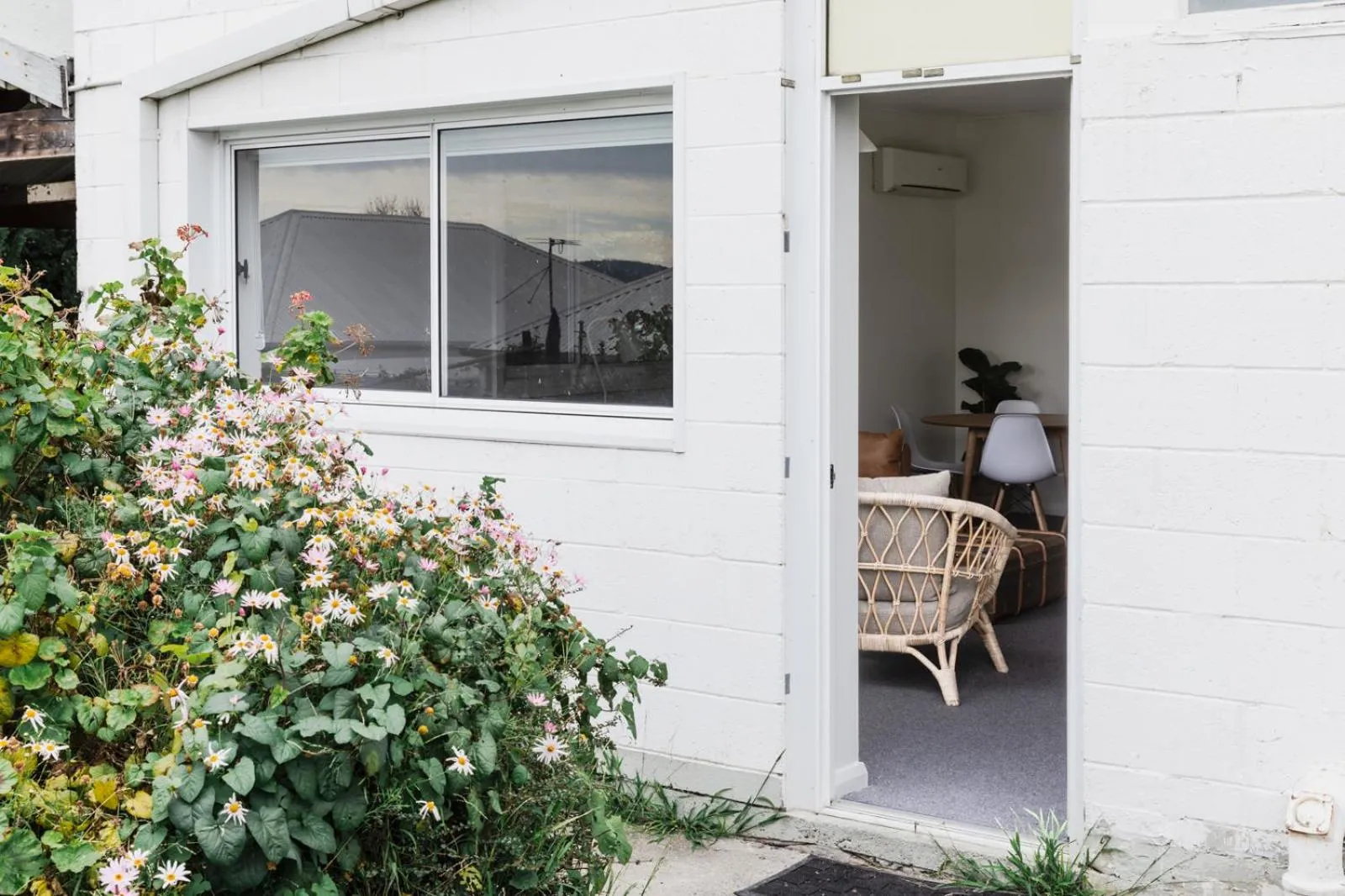 Facade/entrance in Battery Point Manor