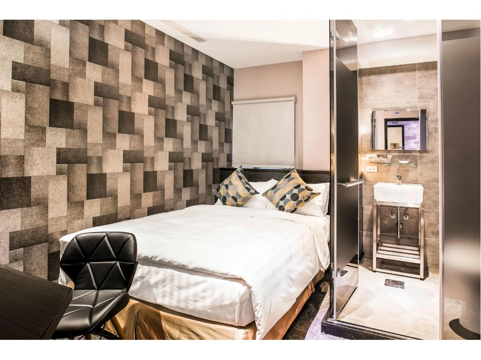 Photo of the whole room, Bed in RF Hotel  Linsen