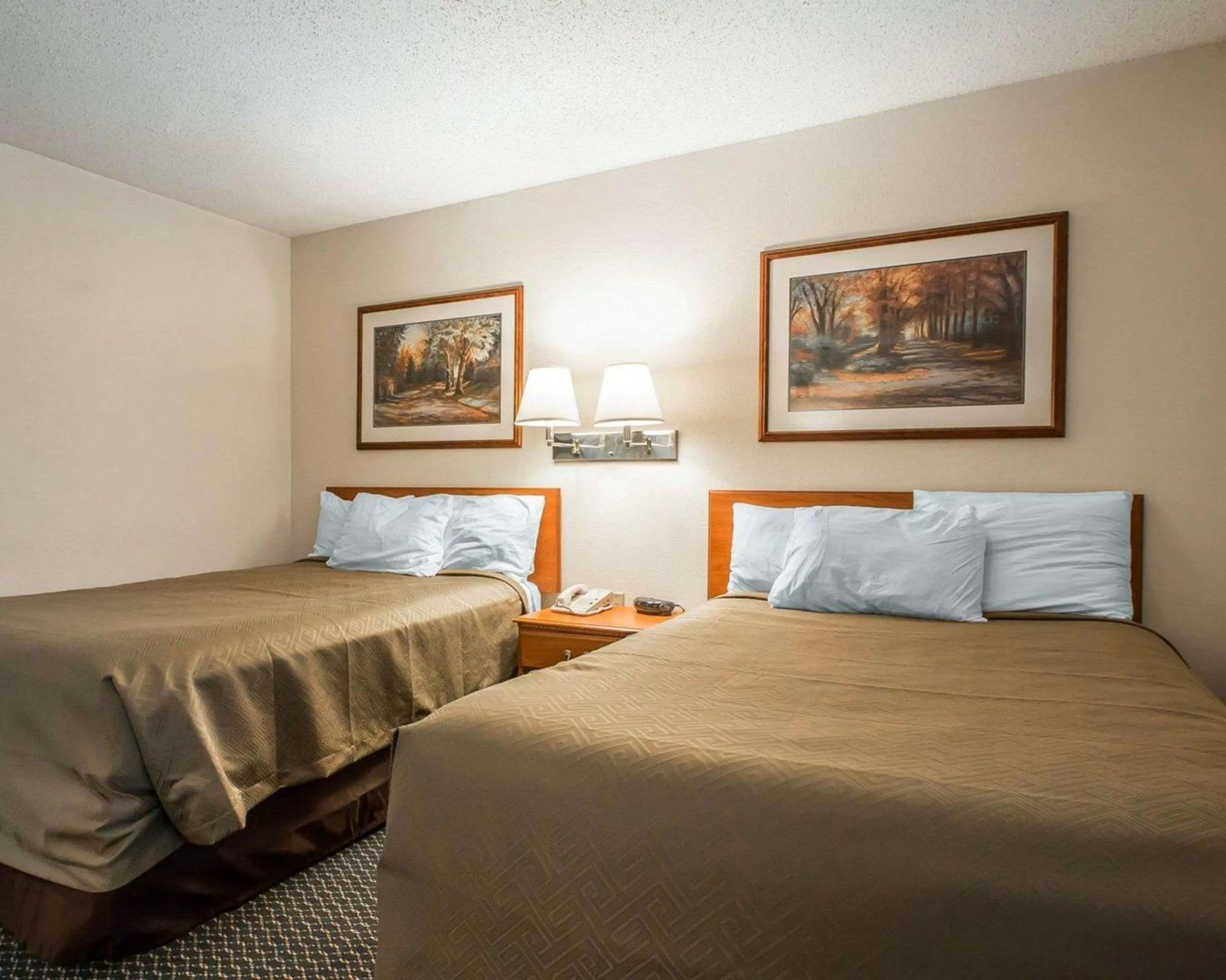 Photo of the whole room, Bed in Suburban Studios Columbia - Hwy 63 & I-70