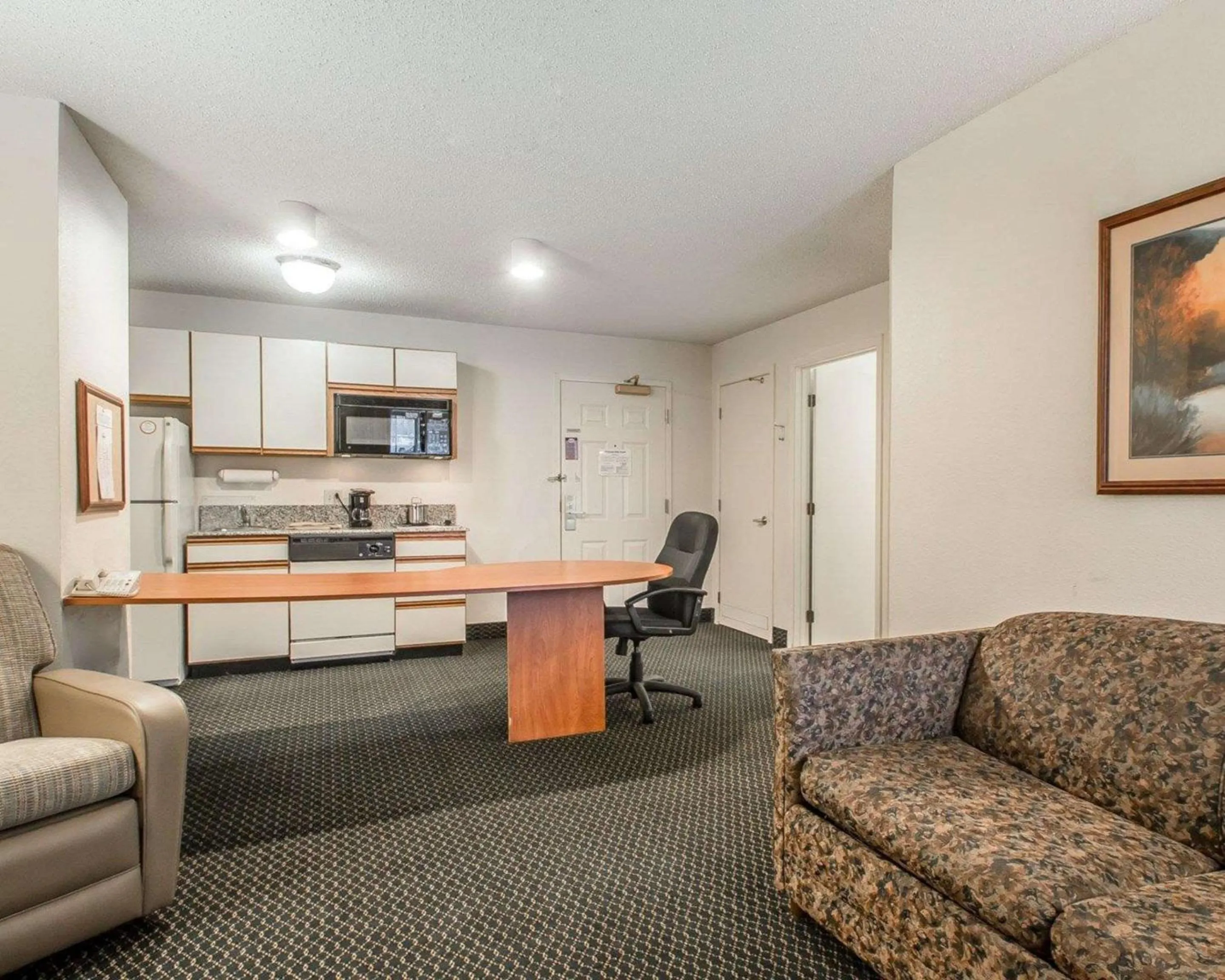 Bedroom, Seating Area in Suburban Studios Columbia - Hwy 63 & I-70