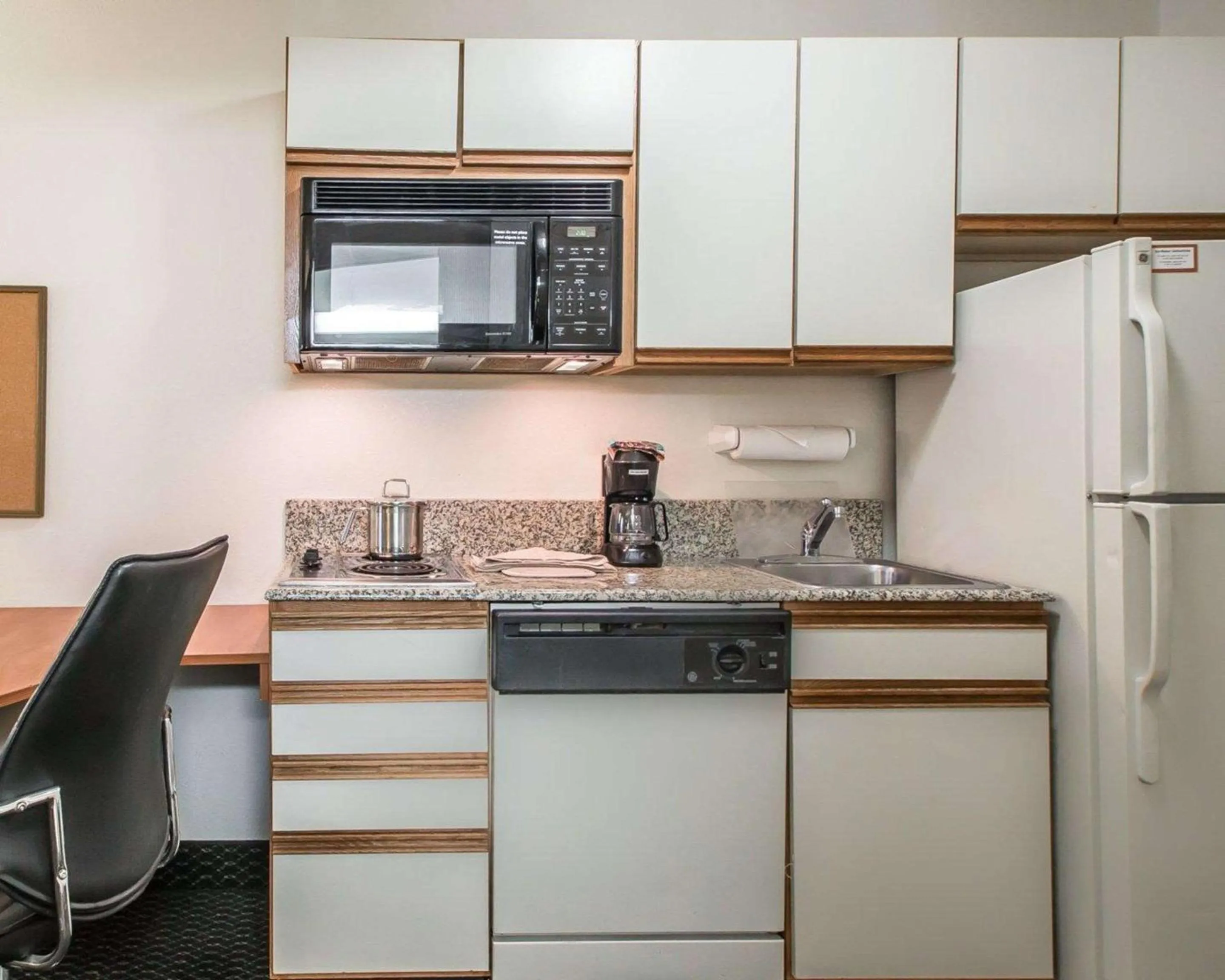 Photo of the whole room, Kitchen/Kitchenette in Suburban Studios Columbia - Hwy 63 & I-70