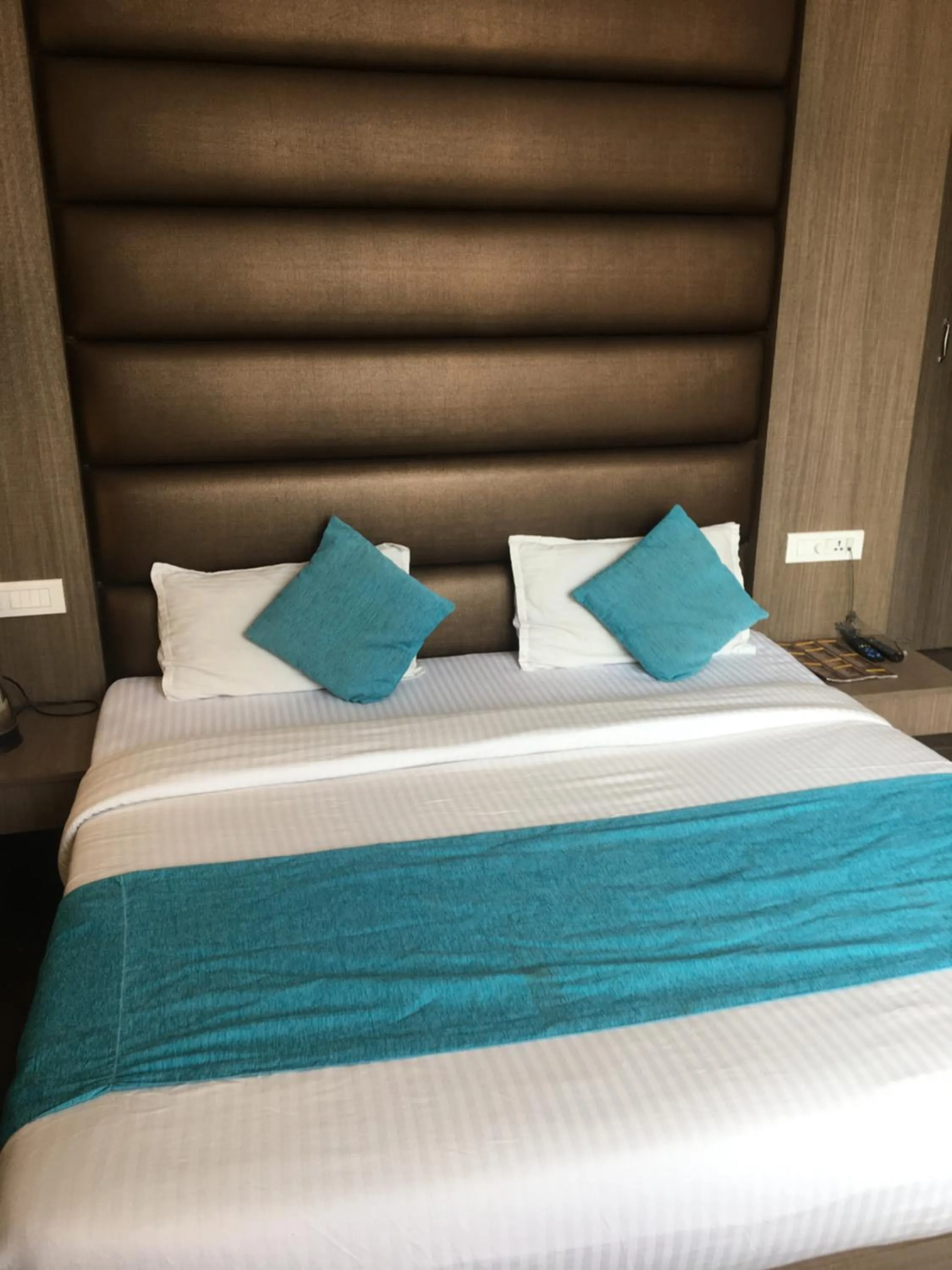 cot, Bed in Hotel Trihari