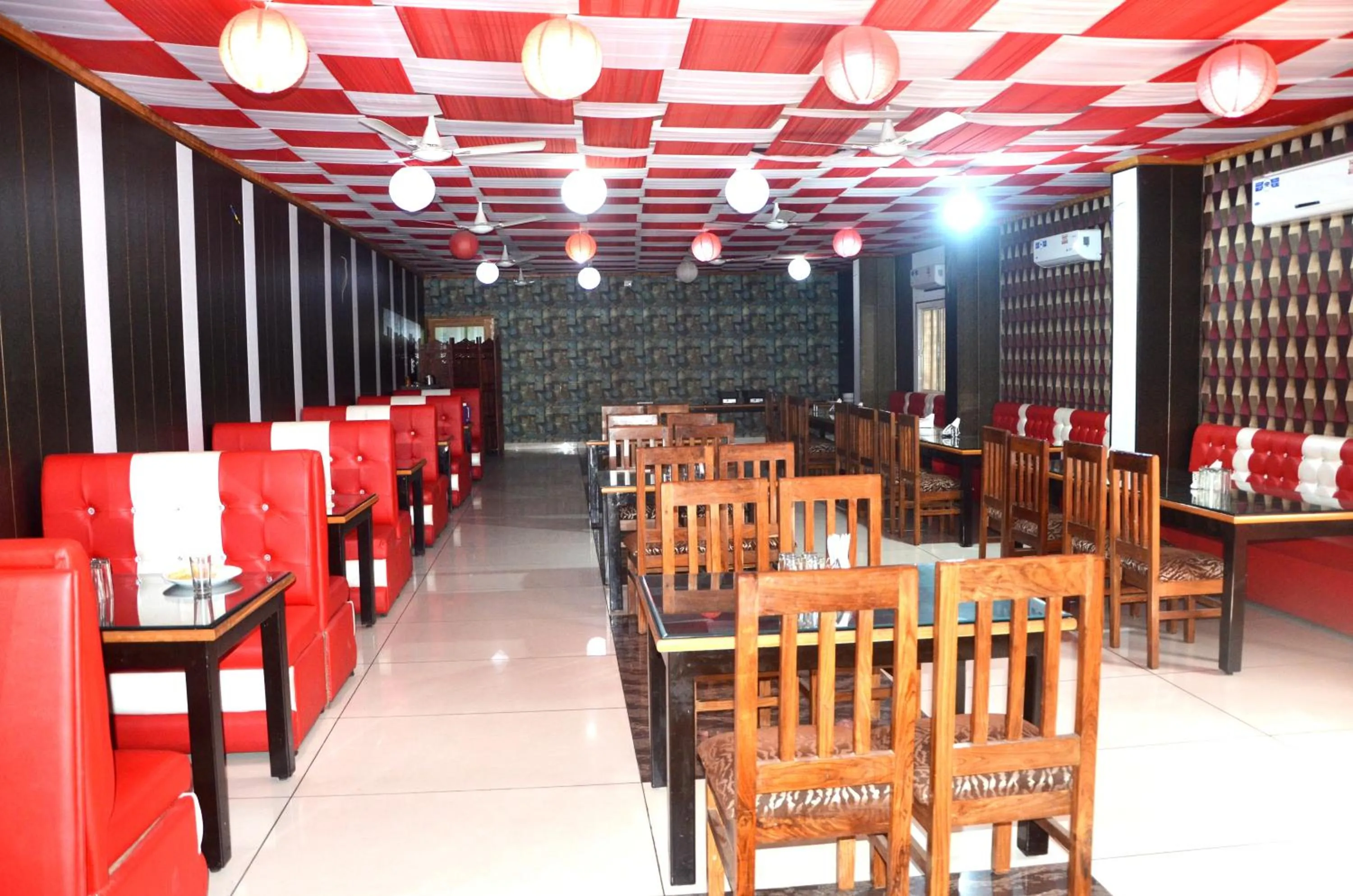 Restaurant/places to eat in Hotel Trihari