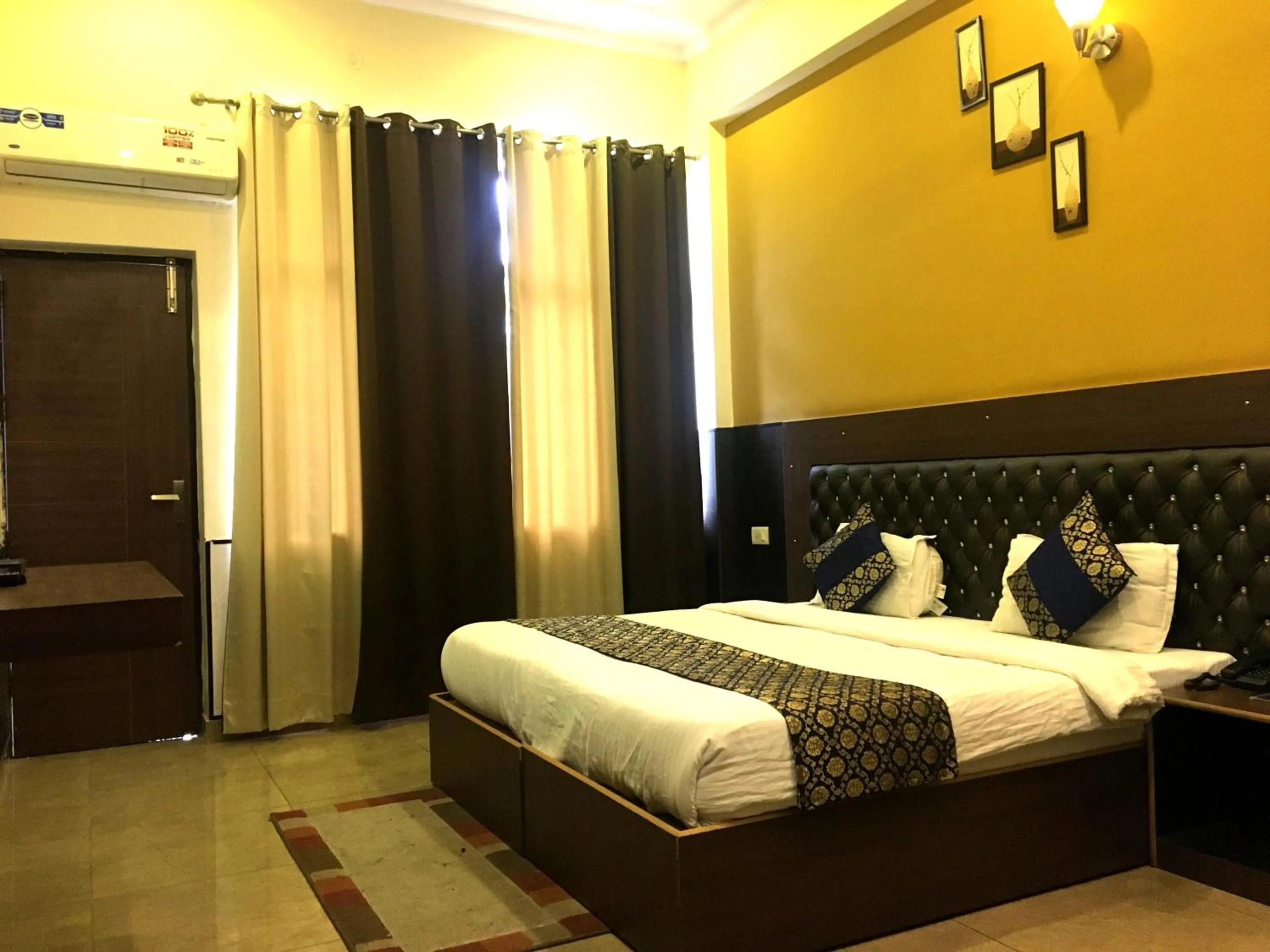 Bedroom, Bed in Hotel Trihari