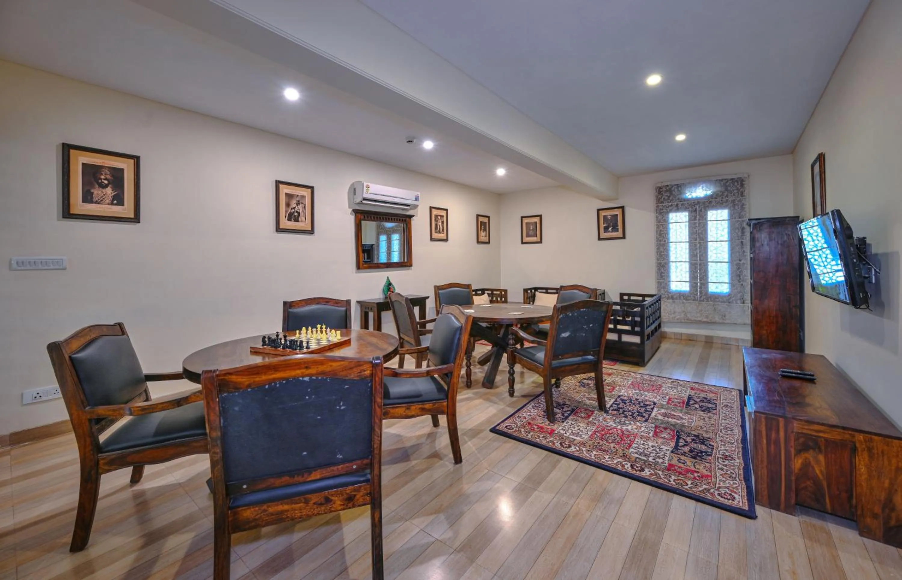 Communal lounge/ TV room in The Tigress, Ranthambore