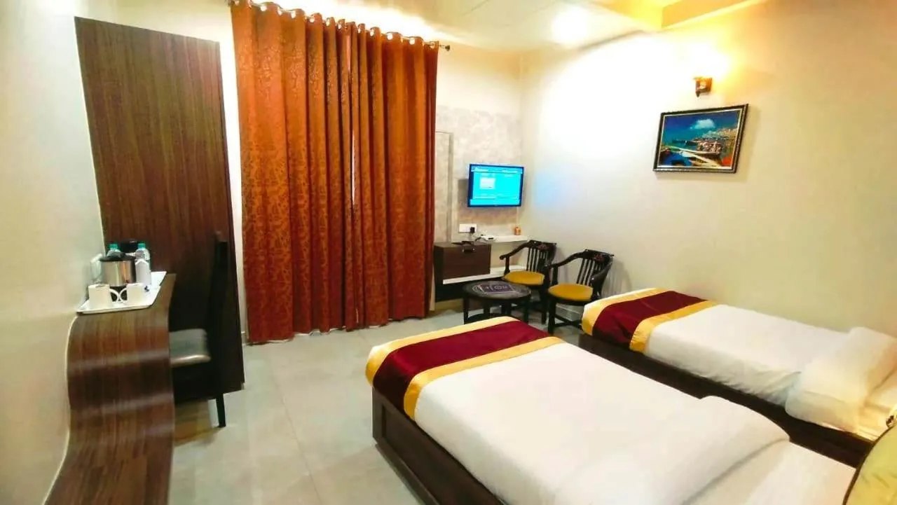 Living room, Bed in Hotel Ozas Grand