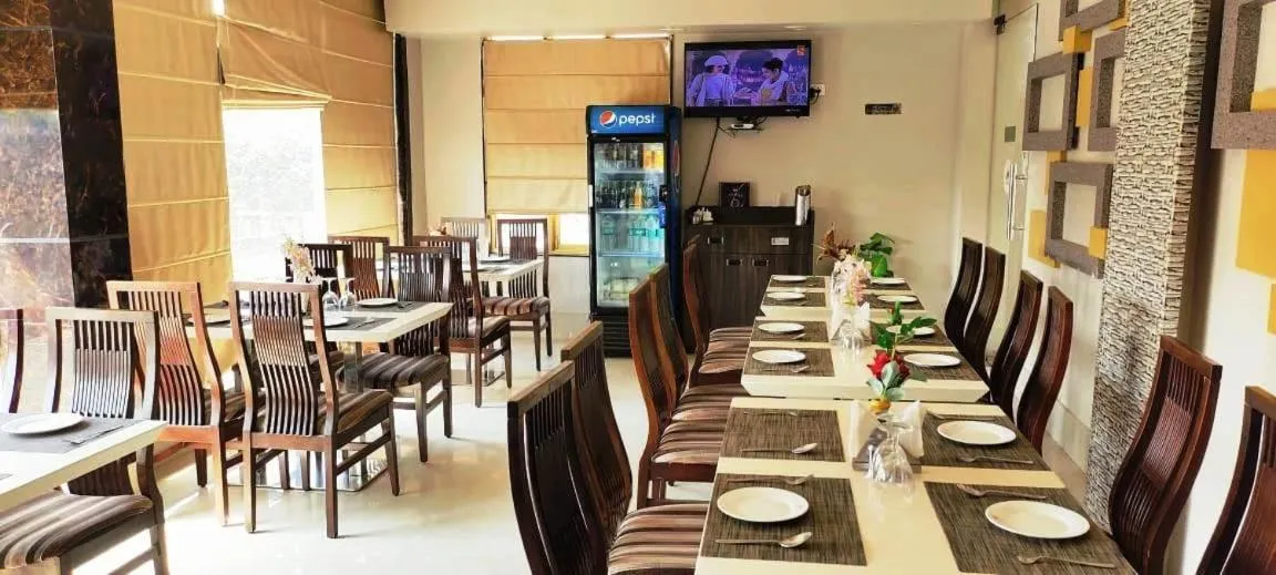 Restaurant/places to eat in Hotel Ozas Grand