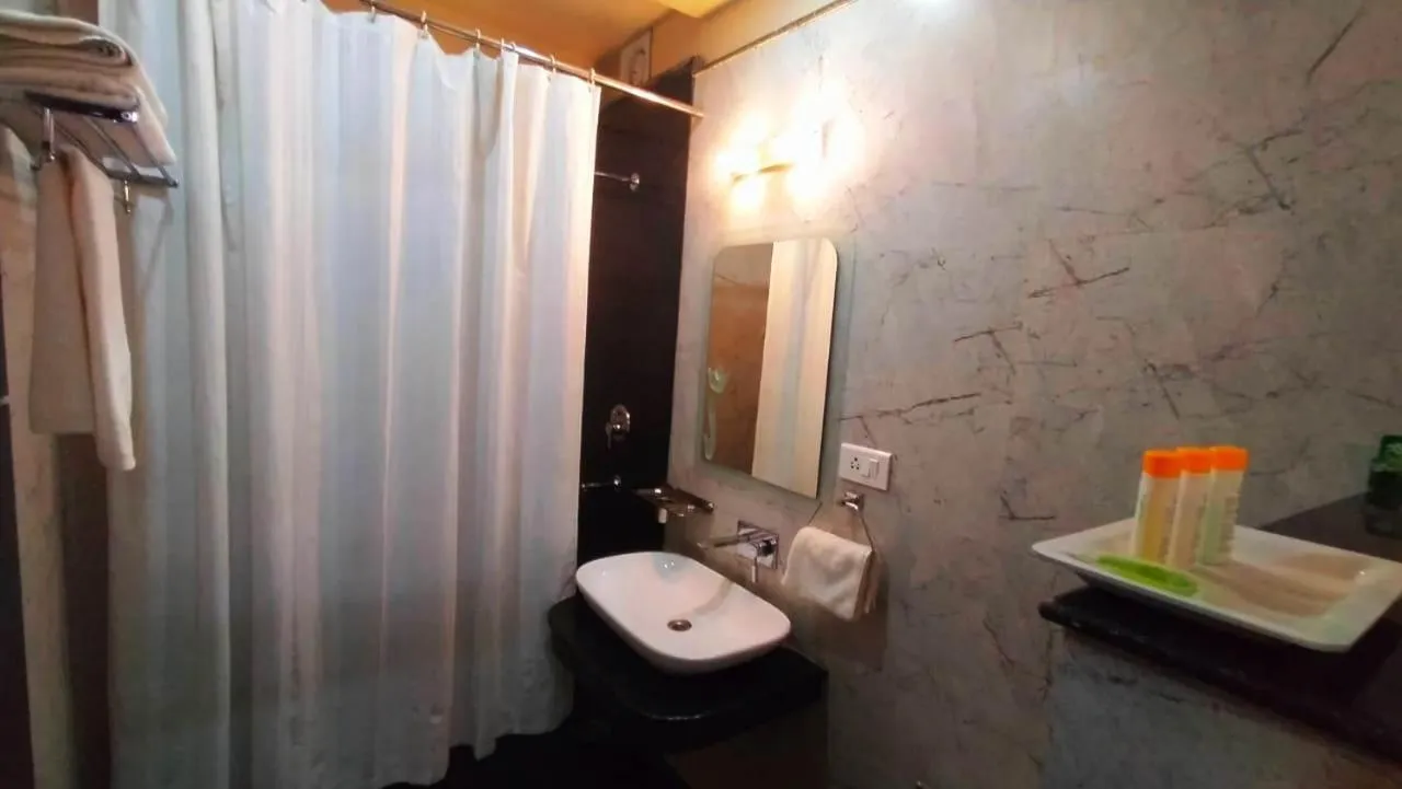 Bathroom in Hotel Ozas Grand