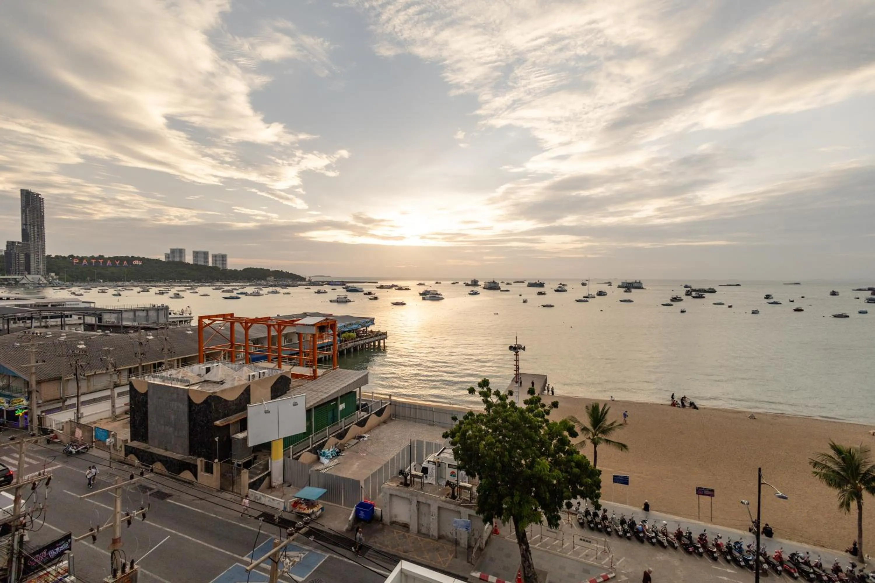 Swimming pool in Cloudotel Walking Street Pattaya