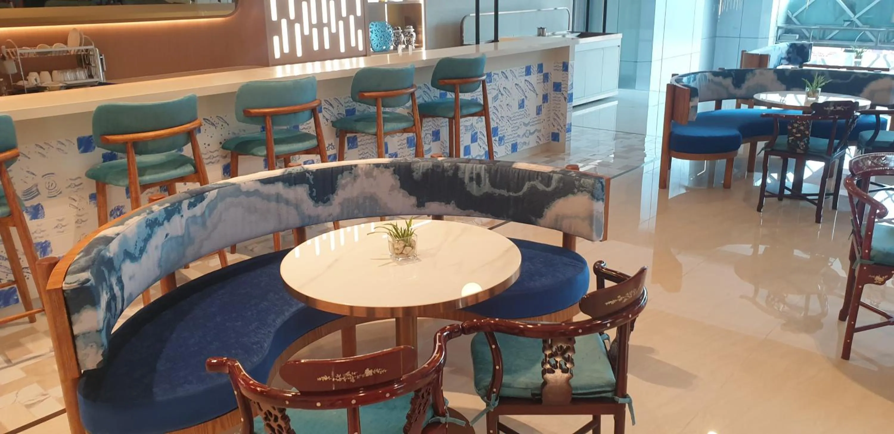 Restaurant/places to eat in Mike Hotel