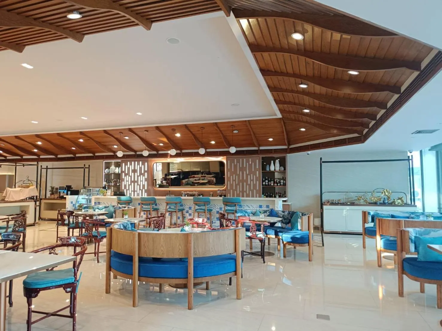 Restaurant/places to eat in Mike Hotel