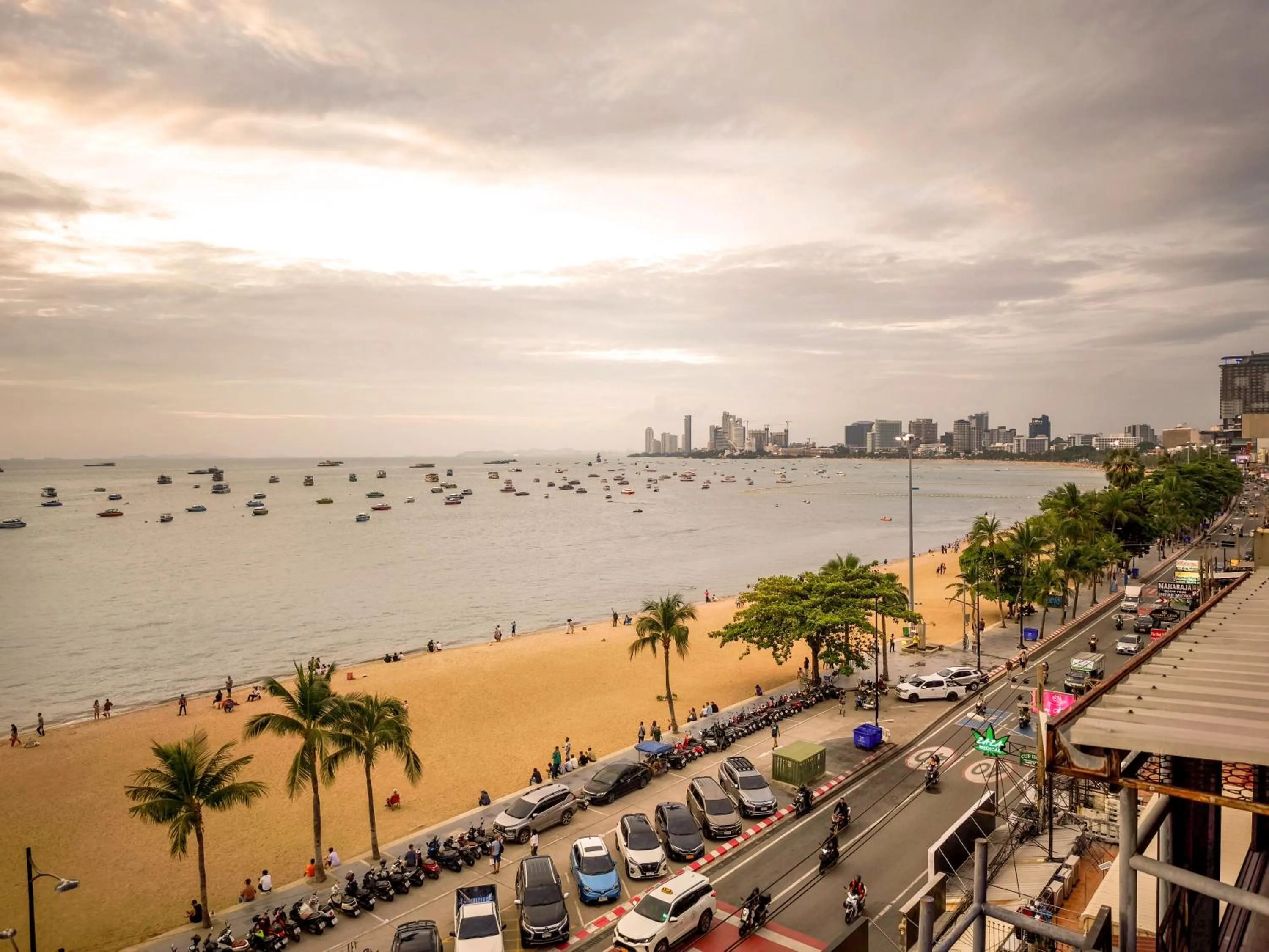 Swimming pool in Cloudotel Walking Street Pattaya