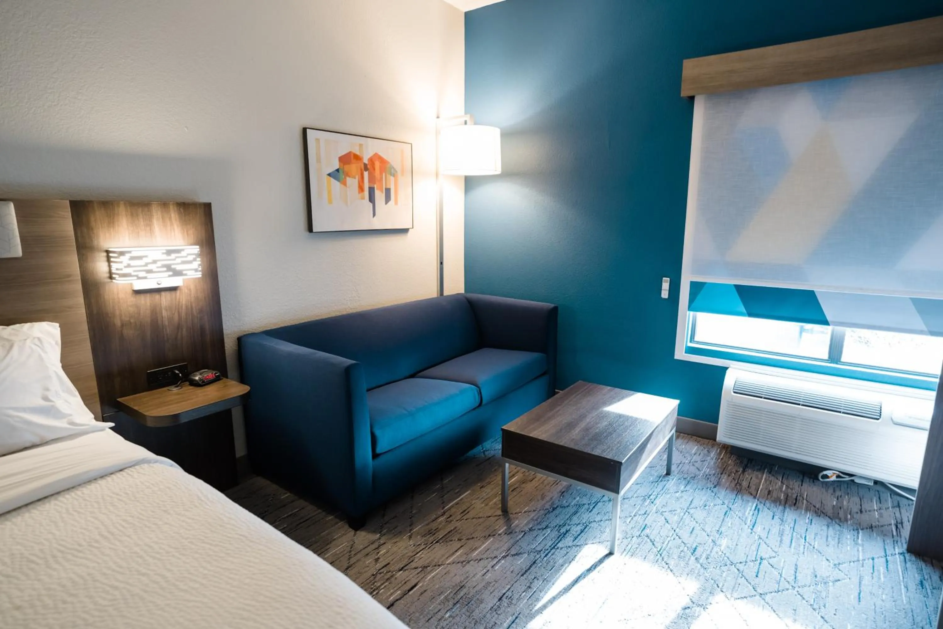 Bed in Holiday Inn Express Hotel & Suites Knoxville-North-I-75 Exit 112 by IHG