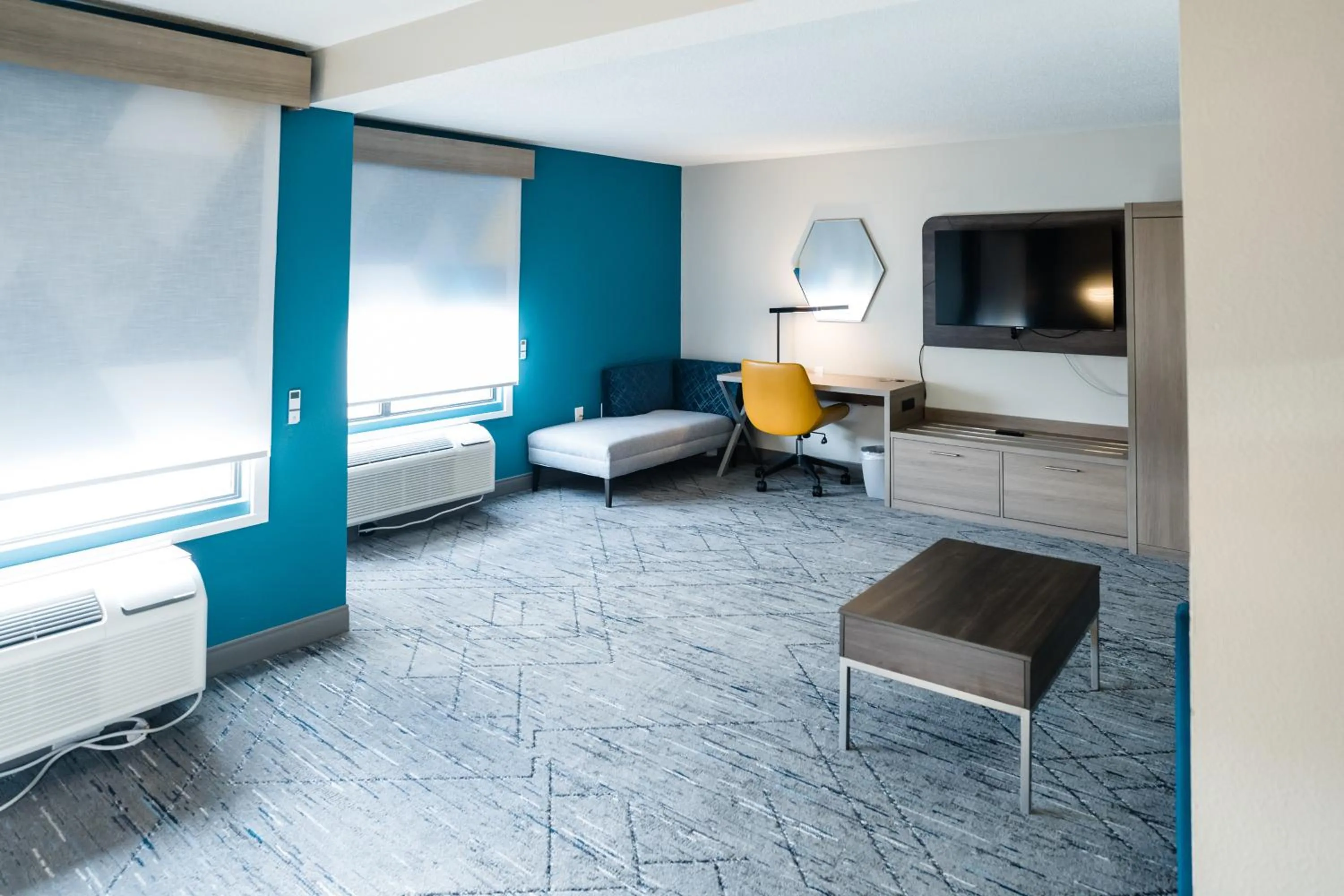 Bed in Holiday Inn Express Hotel & Suites Knoxville-North-I-75 Exit 112 by IHG