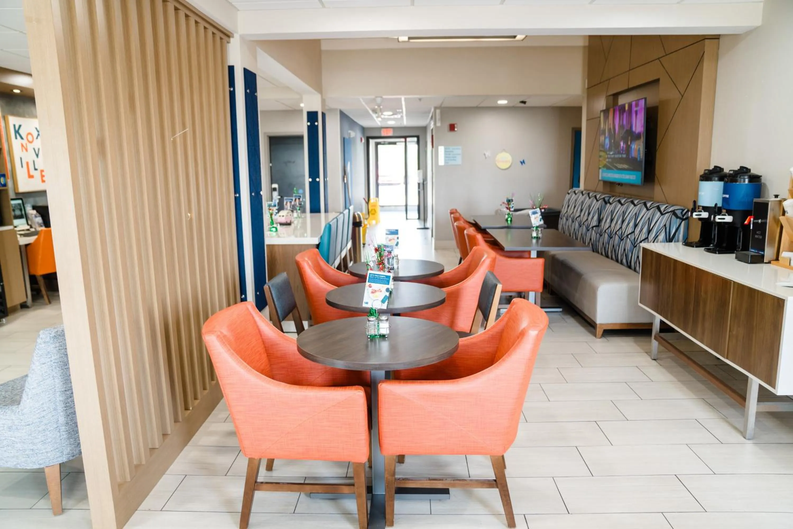 Breakfast in Holiday Inn Express Hotel & Suites Knoxville-North-I-75 Exit 112 by IHG