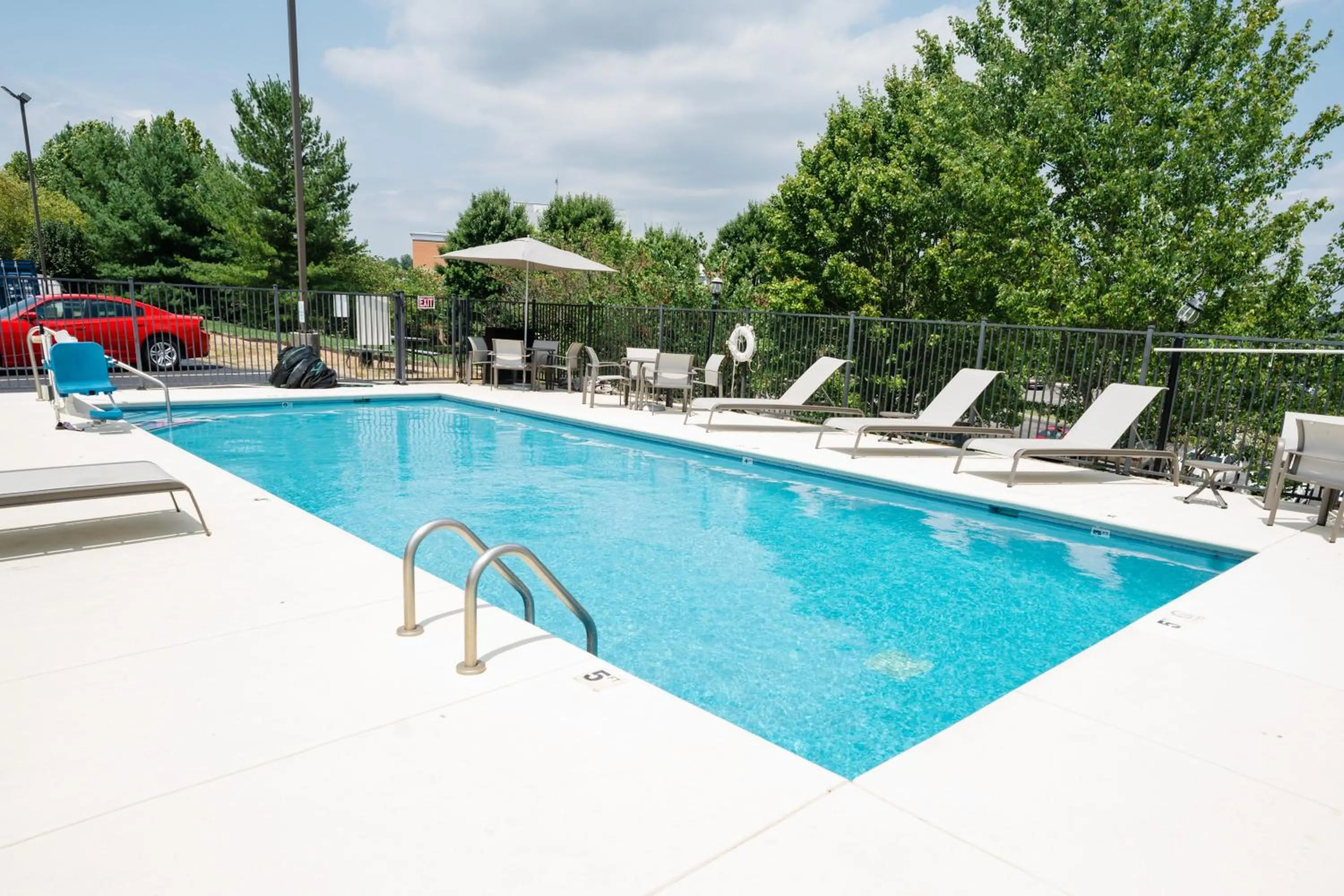 Swimming pool in Holiday Inn Express Hotel & Suites Knoxville-North-I-75 Exit 112 by IHG