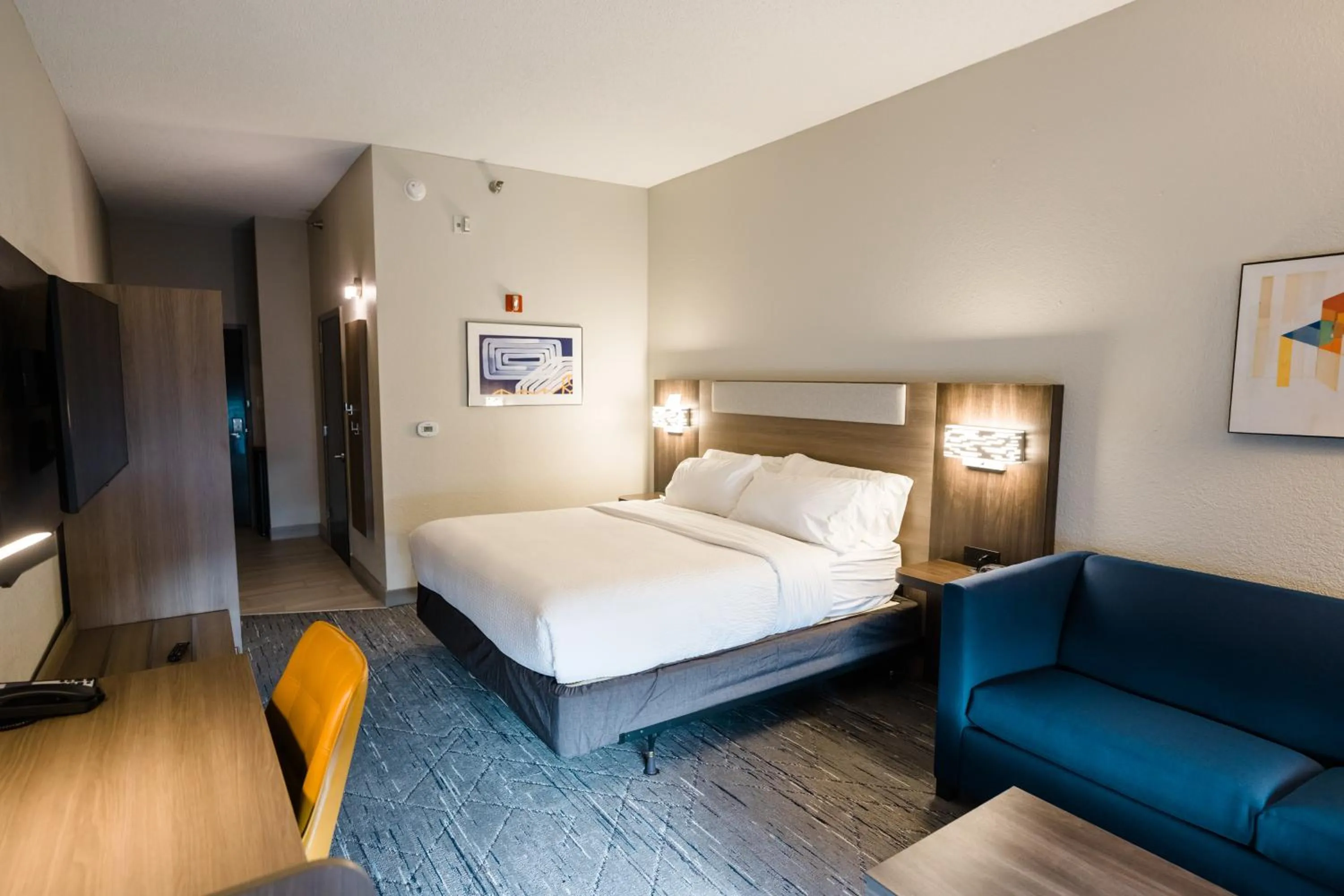 Bed in Holiday Inn Express Hotel & Suites Knoxville-North-I-75 Exit 112 by IHG