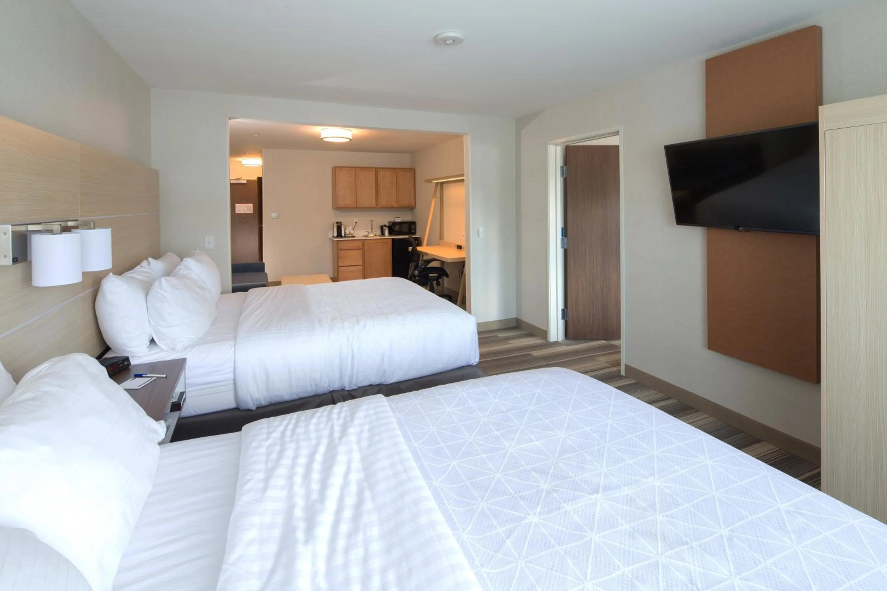 Photo of the whole room, Bed in Holiday Inn Express Hotel & Suites Detroit-Utica by IHG