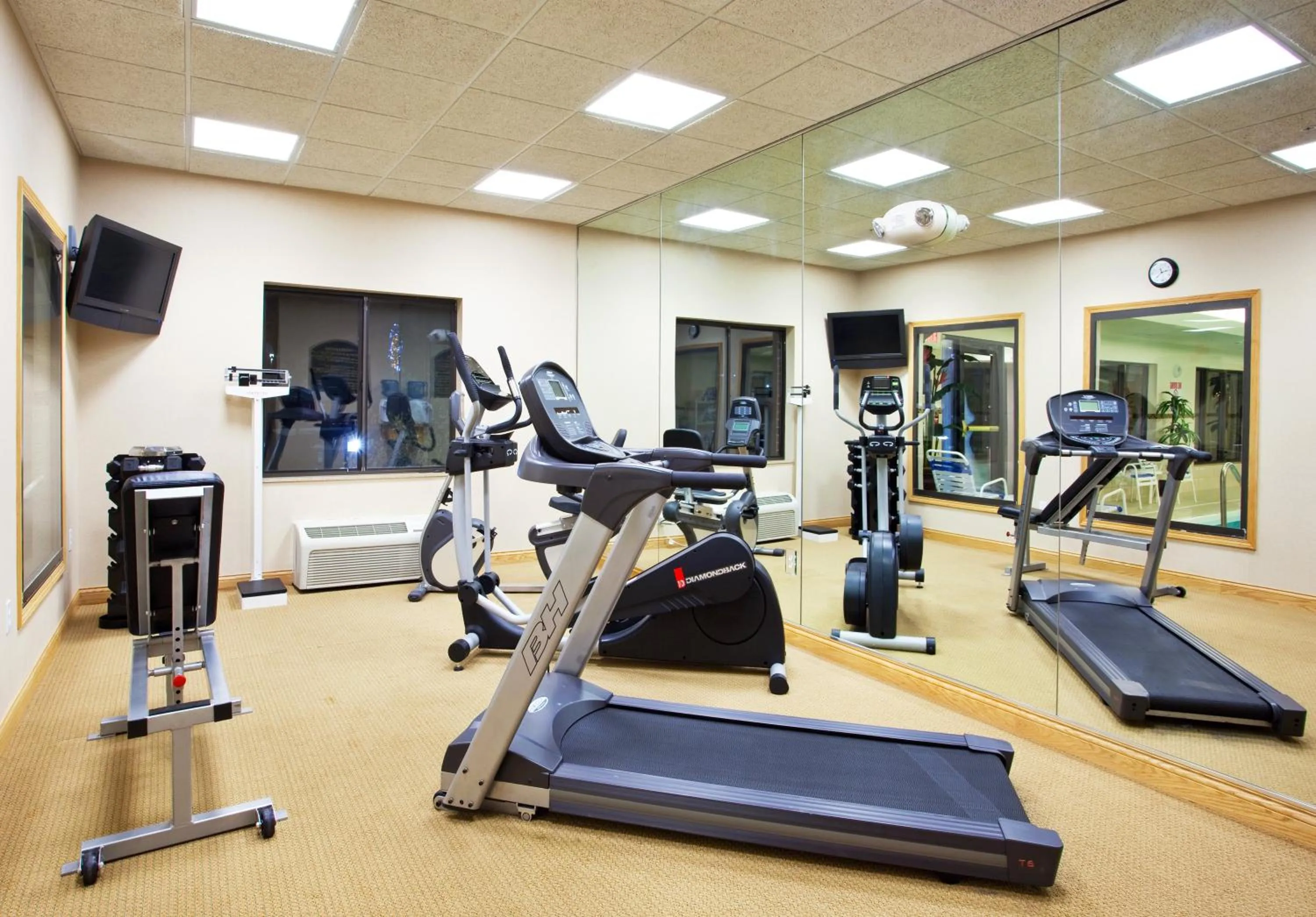 Lobby or reception in Holiday Inn Express Hotel & Suites Detroit-Utica by IHG