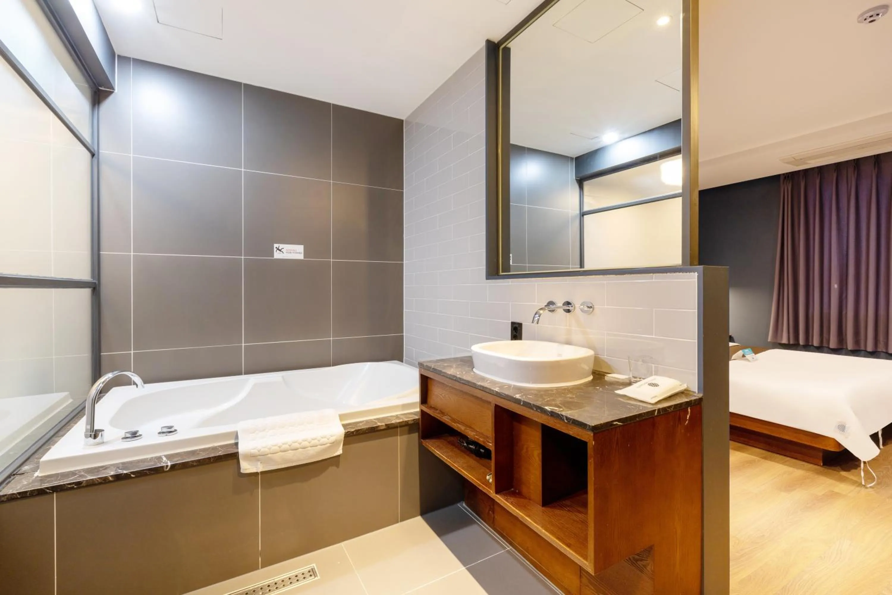 Bathroom, Bed in Sorgente Business Hotel