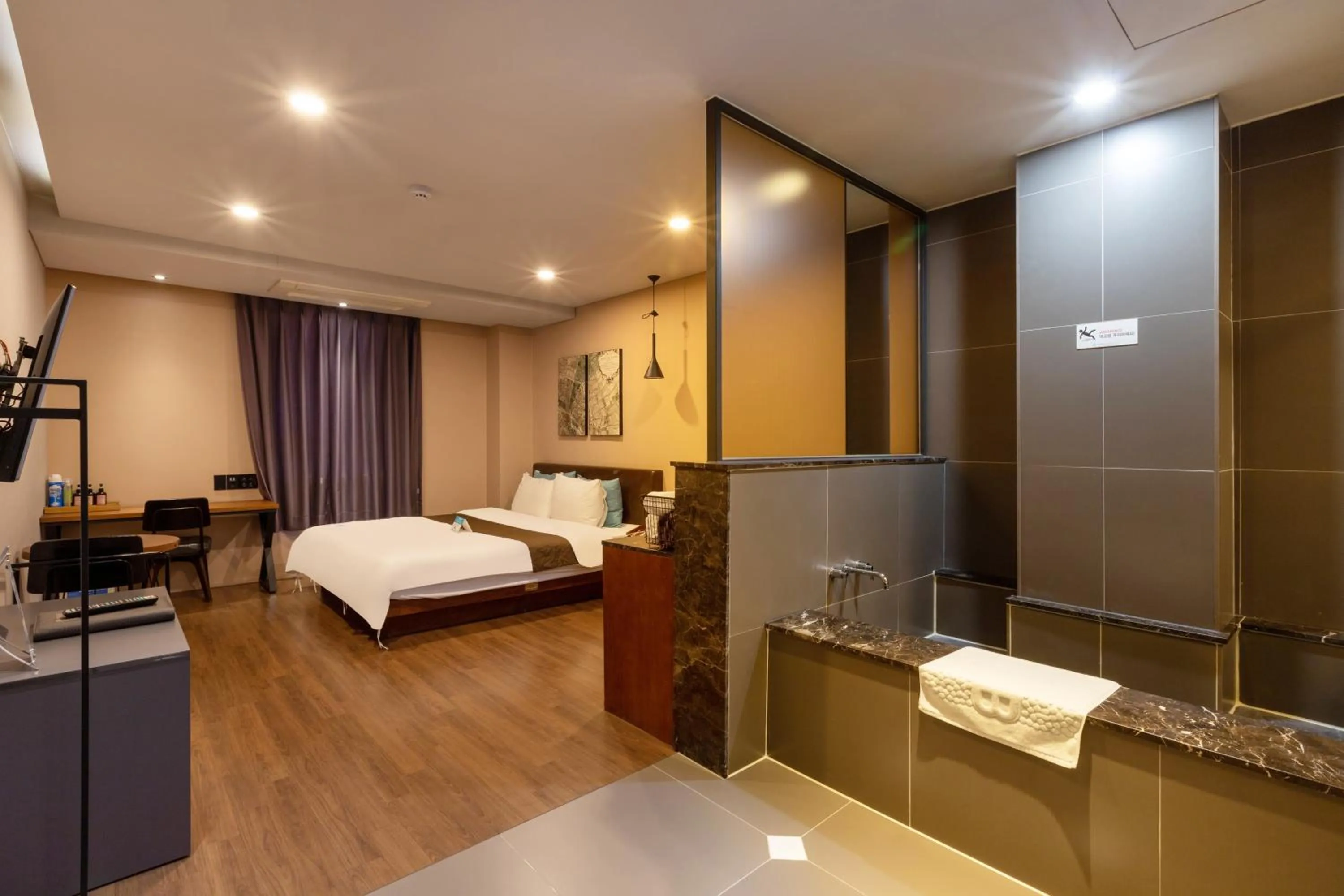 Bathroom, Bed in Sorgente Business Hotel