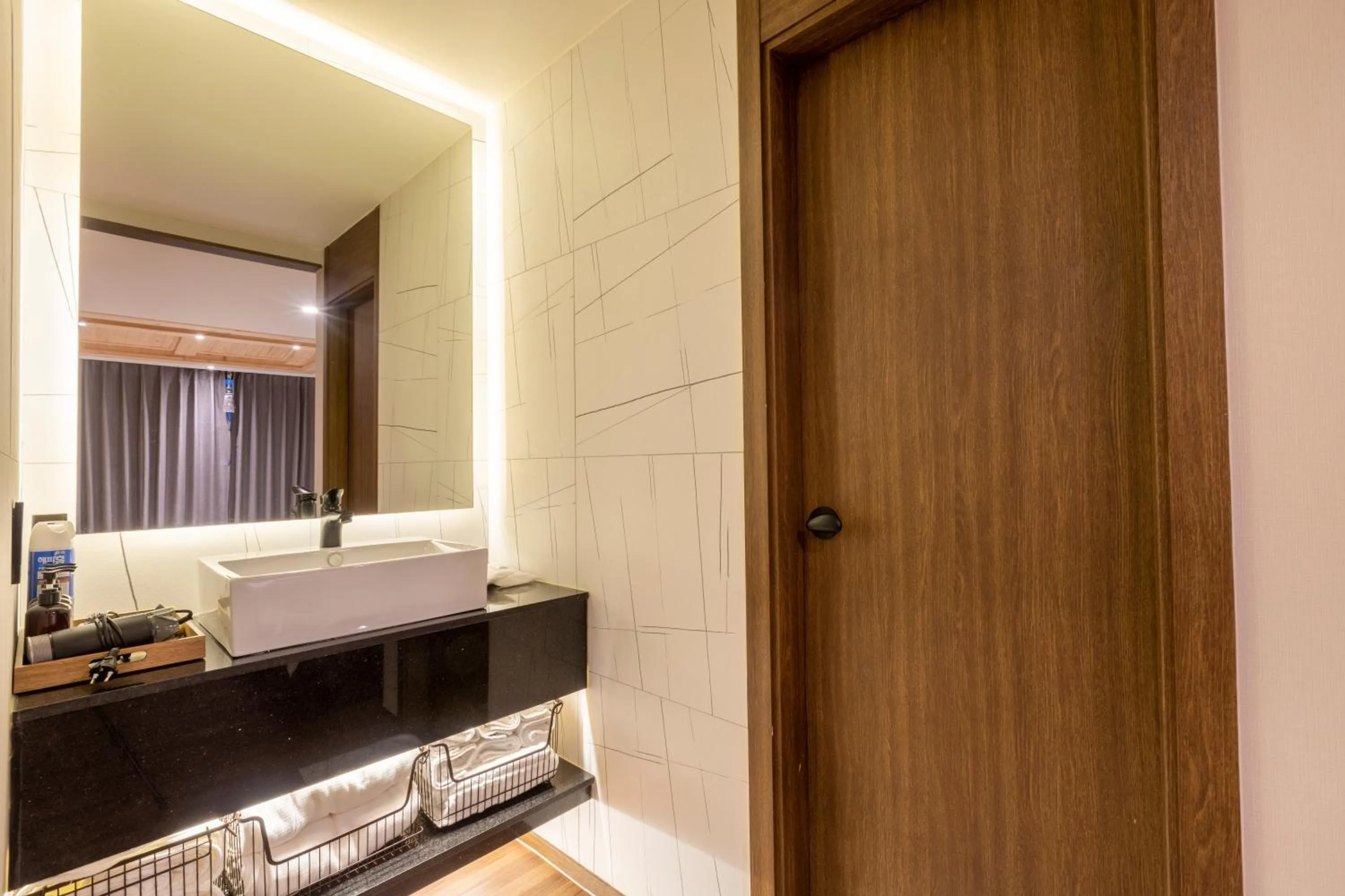 Bathroom, Bed in Sorgente Business Hotel