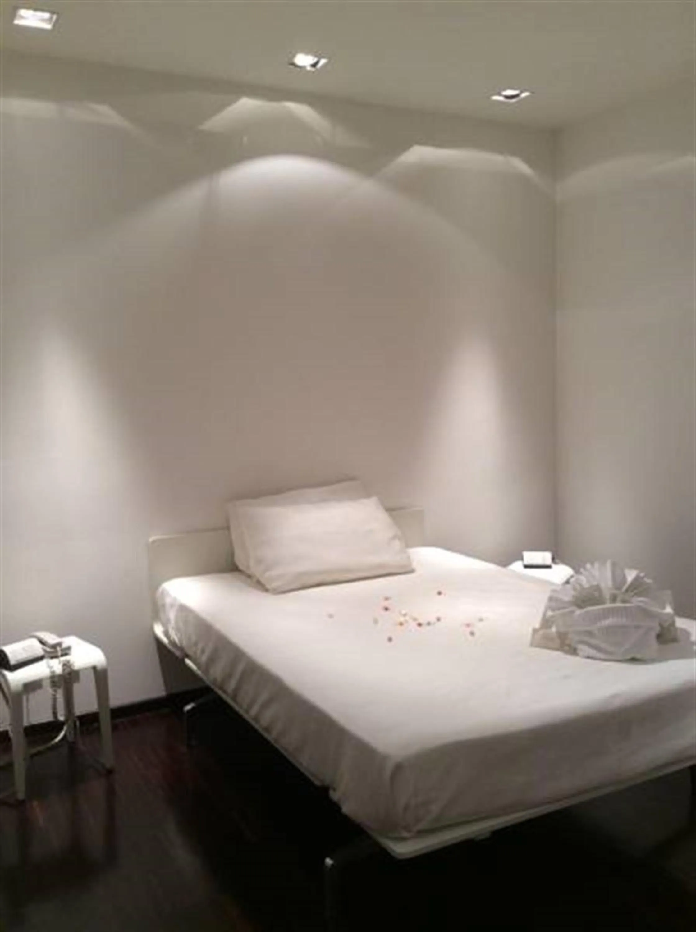 Photo of the whole room in 15.92 Hotel