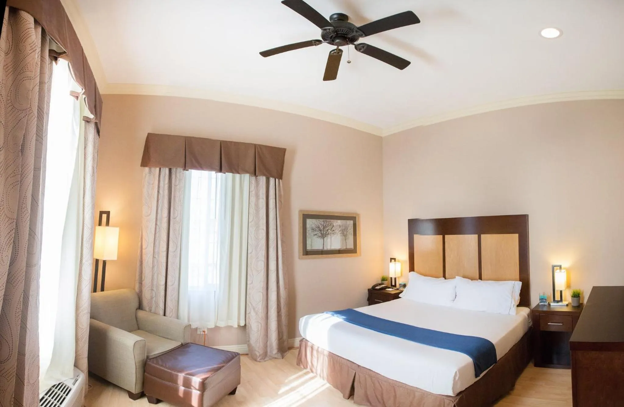 Photo of the whole room, Bed in Holiday Inn Express Benicia by IHG