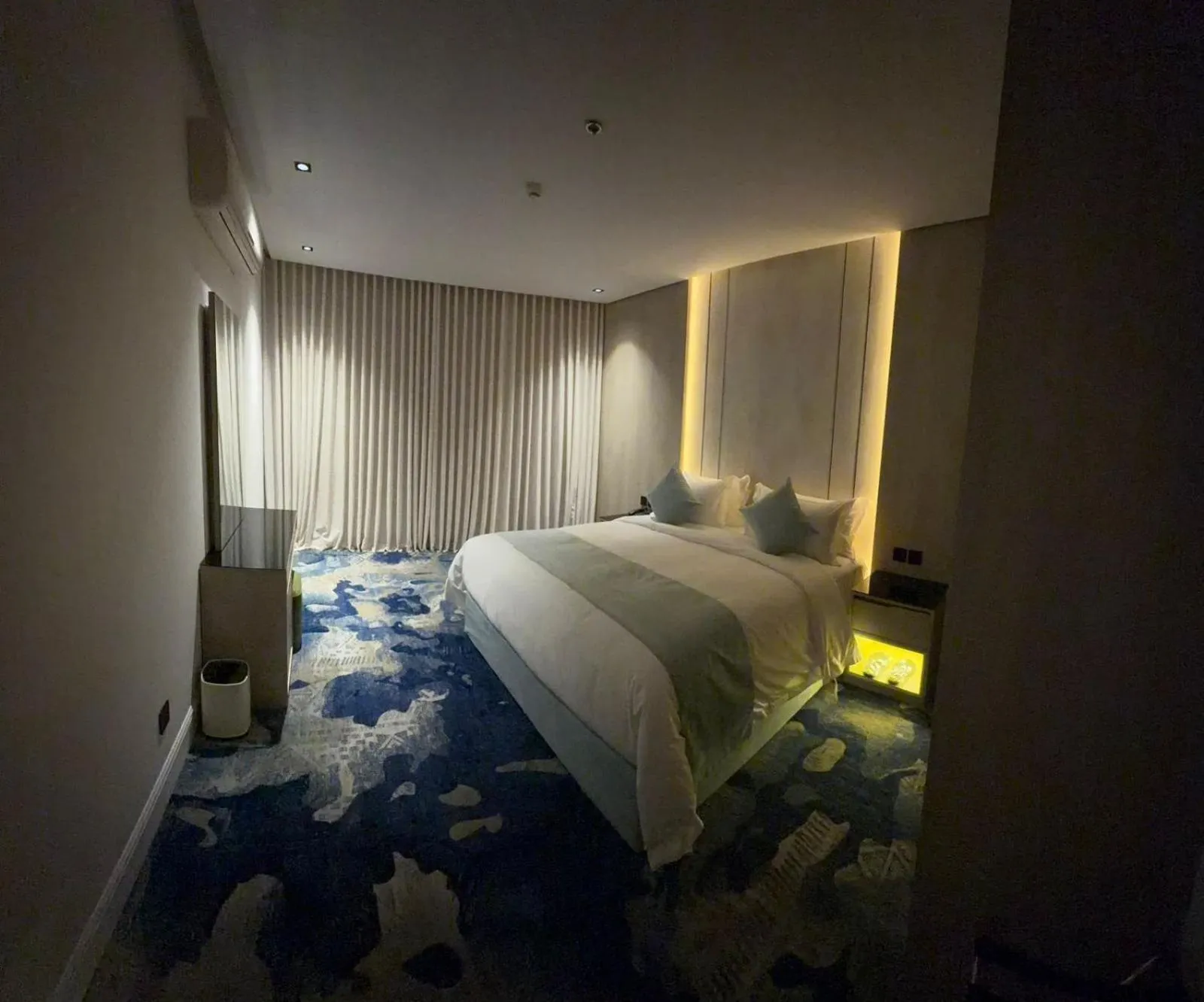 Bed in Rose Garden Hotel فندق روز جاردن