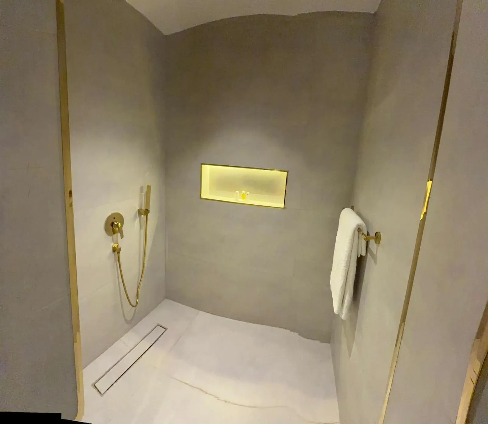 Bed in Rose Garden Hotel فندق روز جاردن