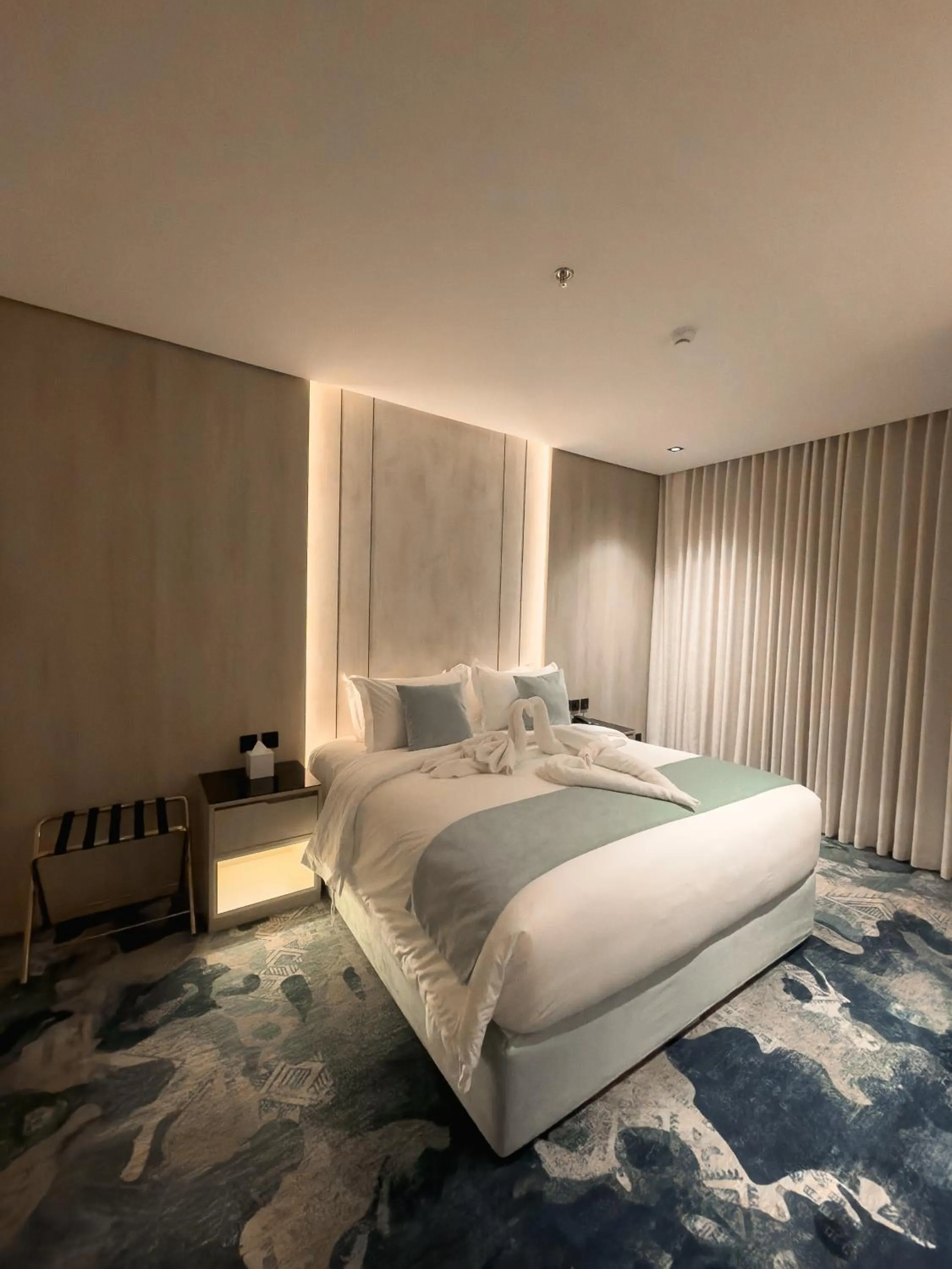 Bed in Rose Garden Hotel فندق روز جاردن