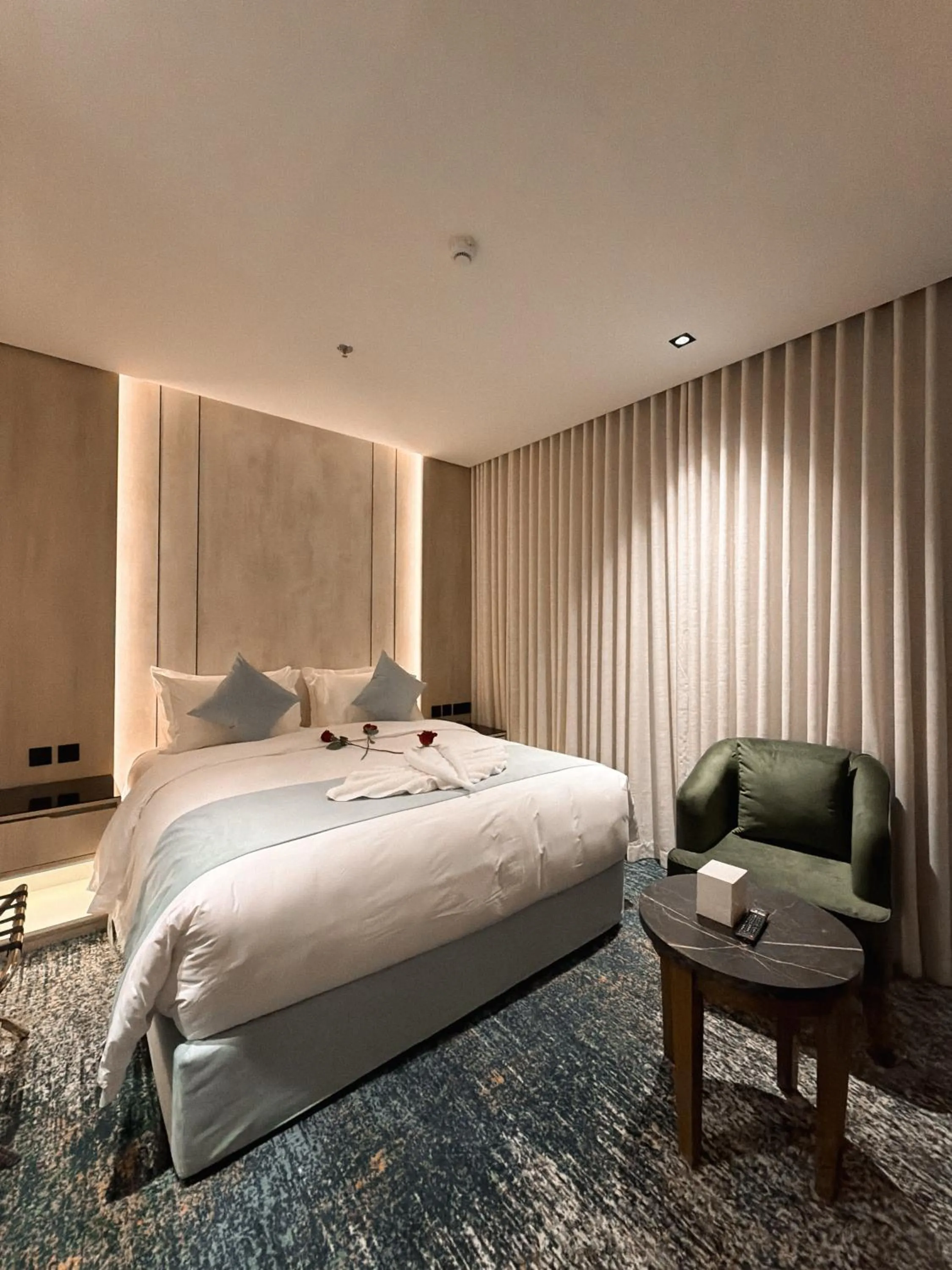 Bed in Rose Garden Hotel فندق روز جاردن