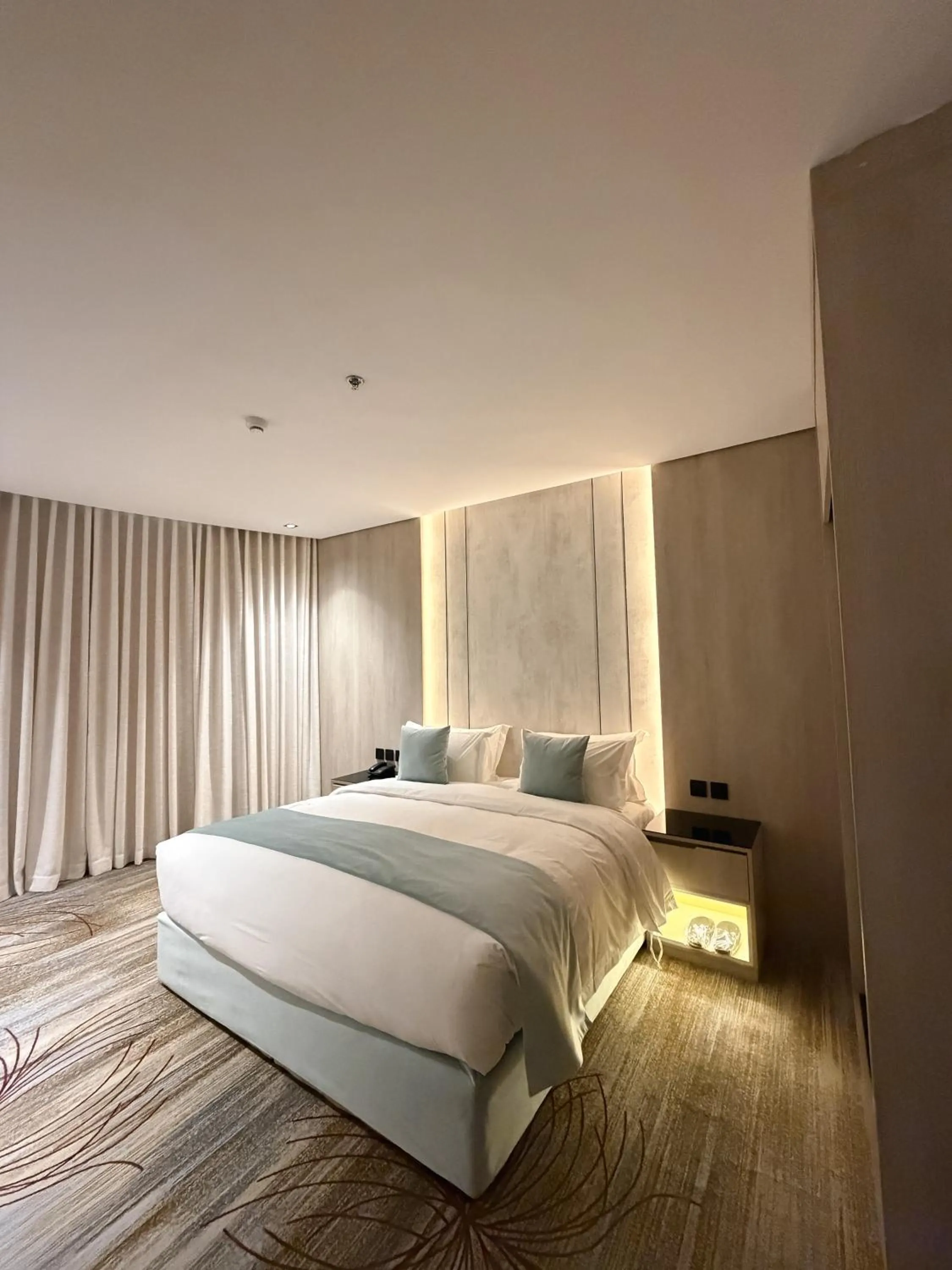 Bed in Rose Garden Hotel فندق روز جاردن