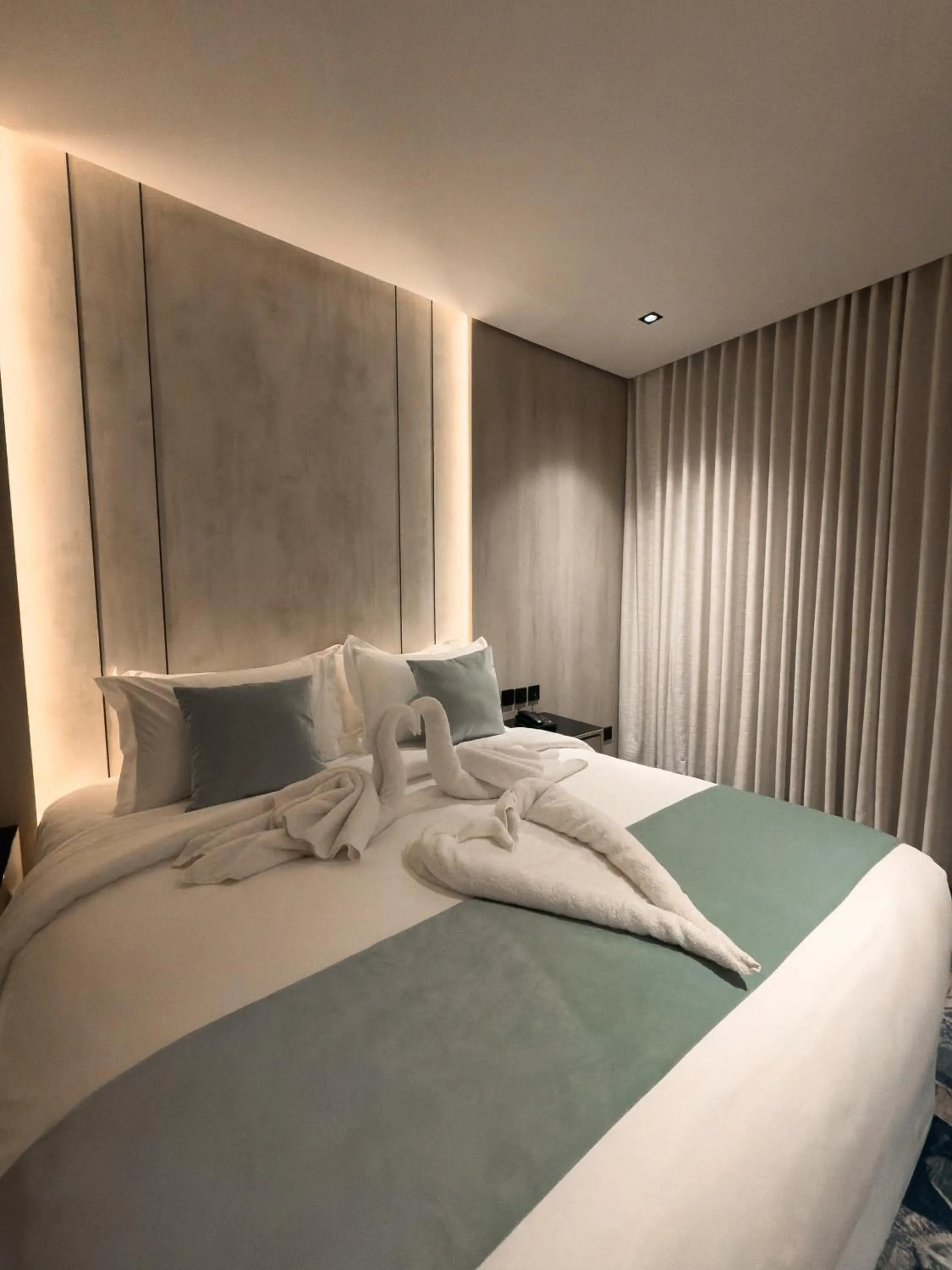 Bed in Rose Garden Hotel فندق روز جاردن