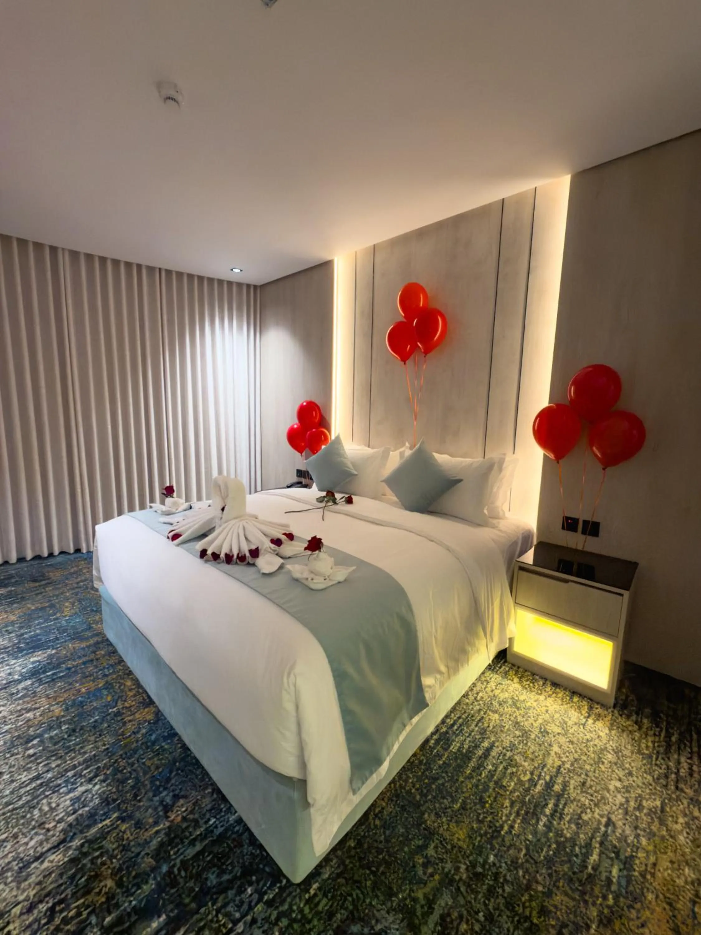 Bed in Rose Garden Hotel فندق روز جاردن