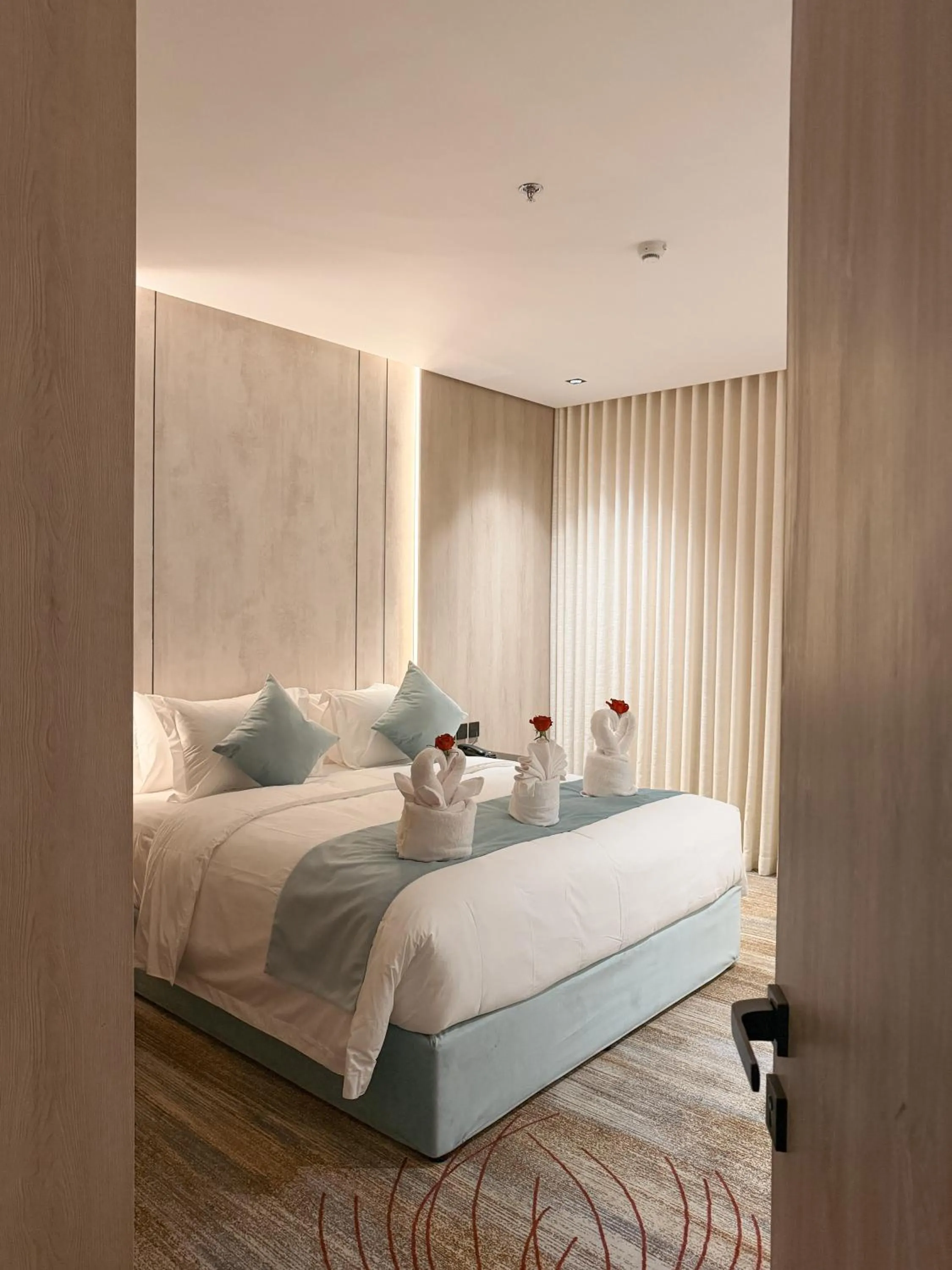 Bed in Rose Garden Hotel فندق روز جاردن