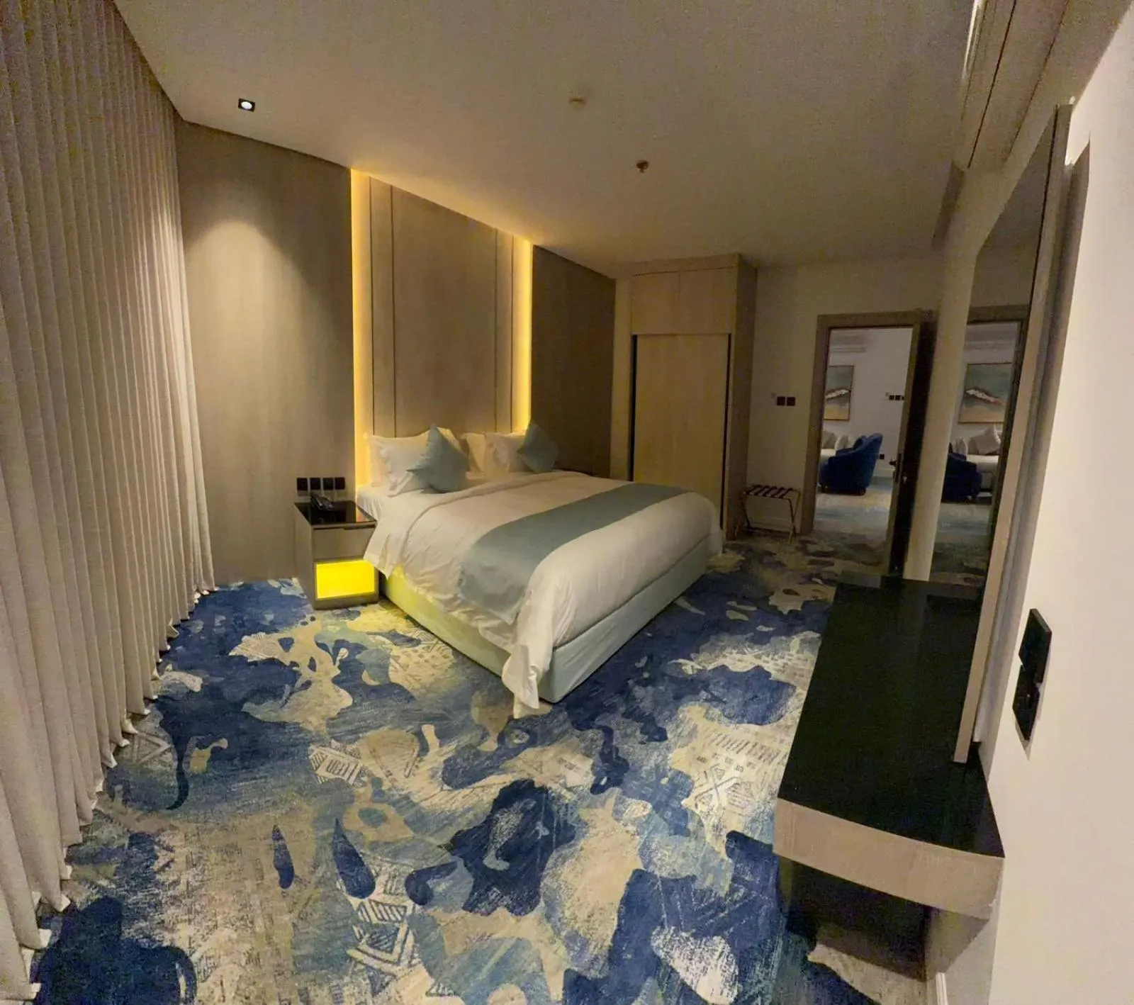 Bed in Rose Garden Hotel فندق روز جاردن