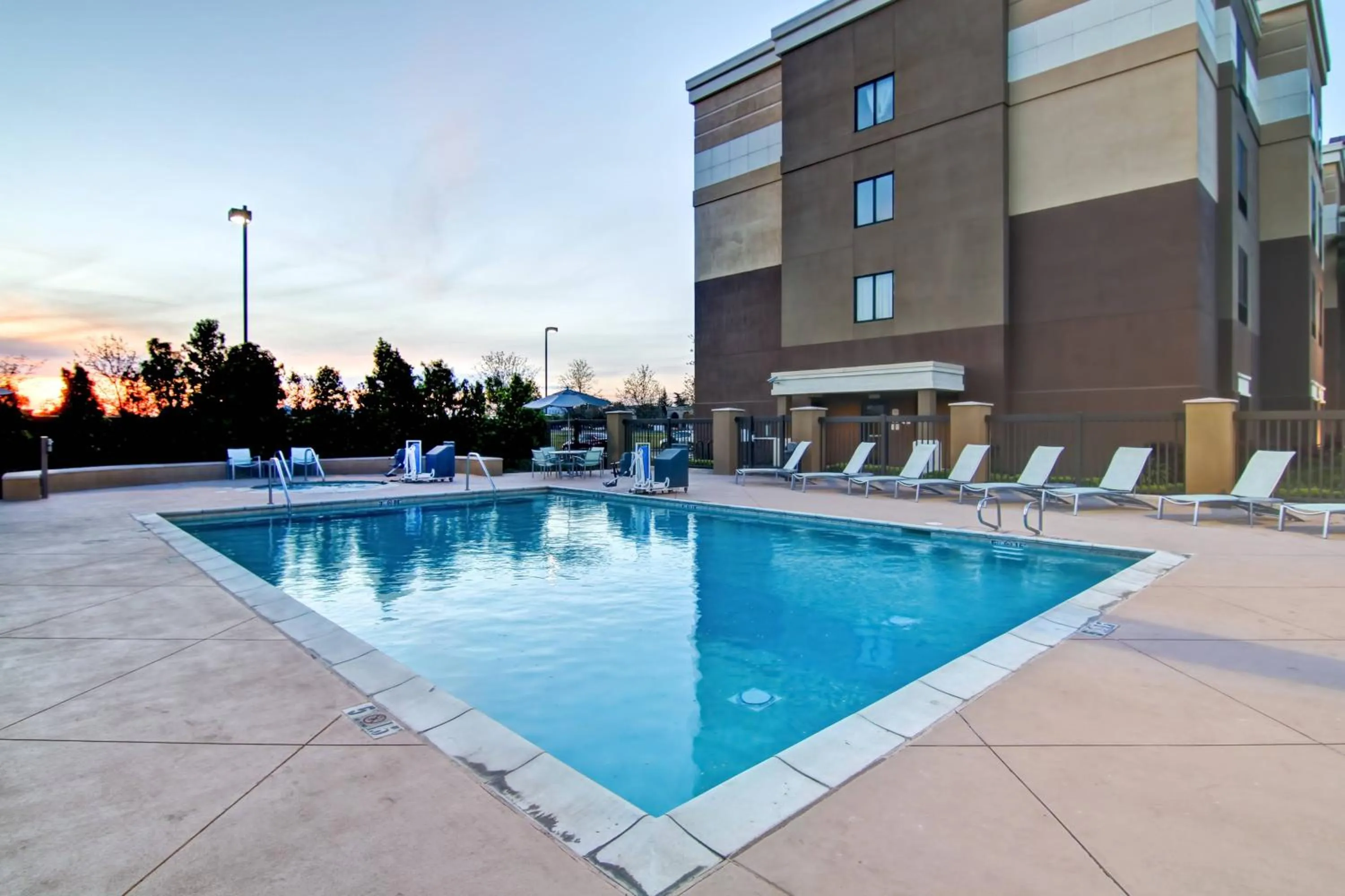 Swimming pool in SpringHill Suites Fresno