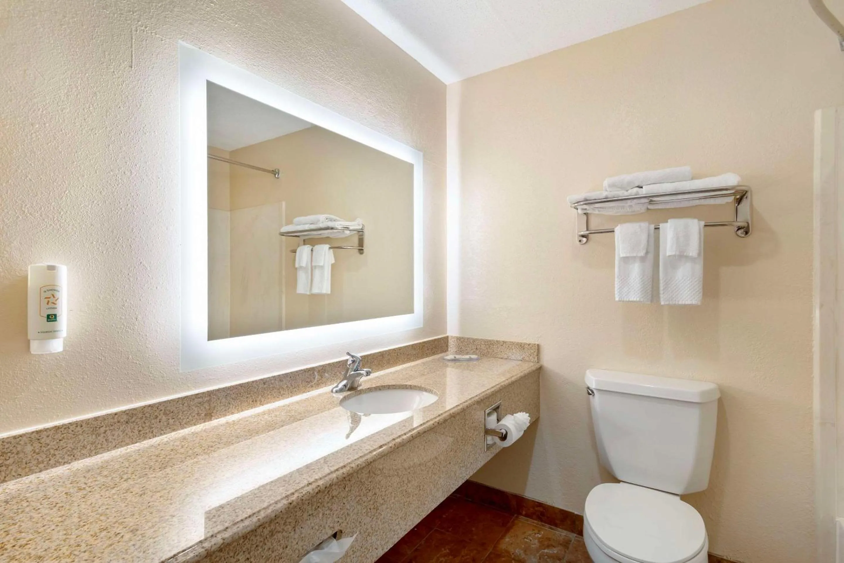 Bedroom in Quality Inn Valley - West Point