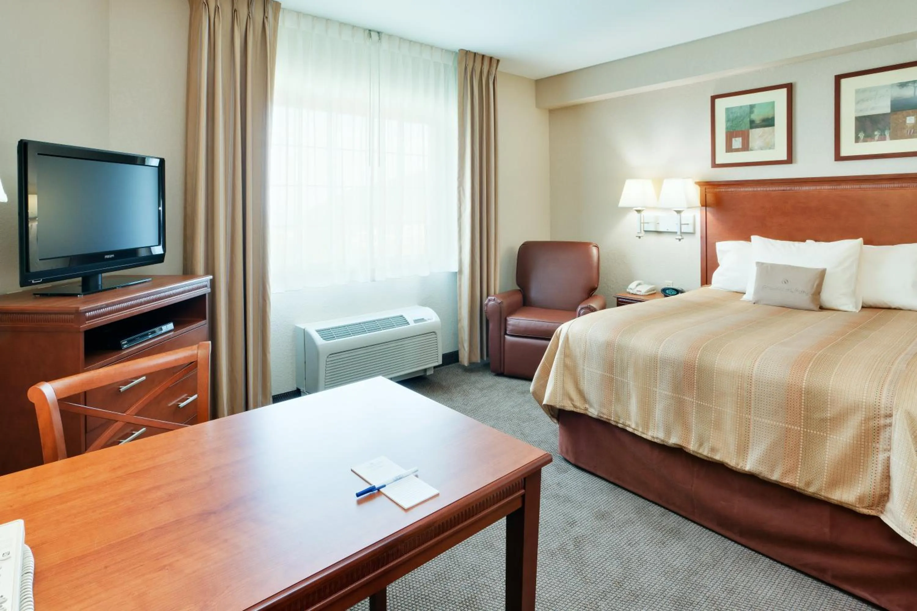 Photo of the whole room, Bed in Candlewood Suites Hazleton by IHG