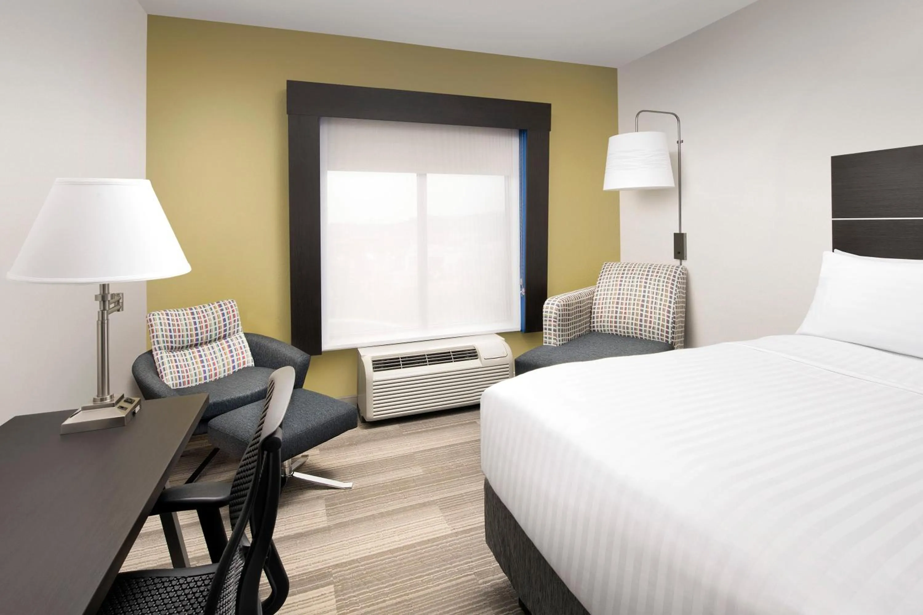 Photo of the whole room, Bed in Holiday Inn Express Knoxville-Strawberry Plains by IHG